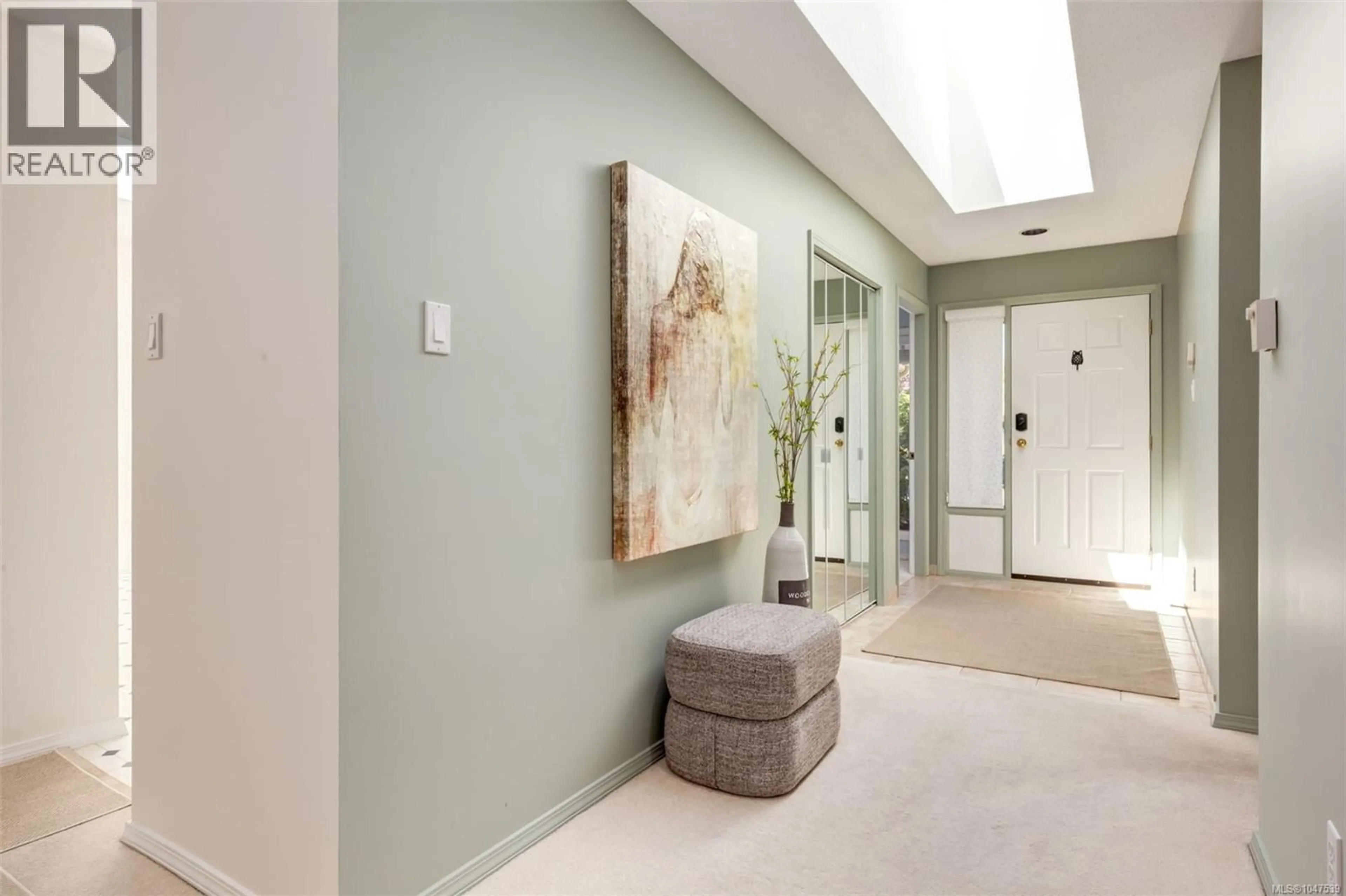 Indoor entryway for 816 LAKES BOULEVARD, French Creek British Columbia V9P2P8