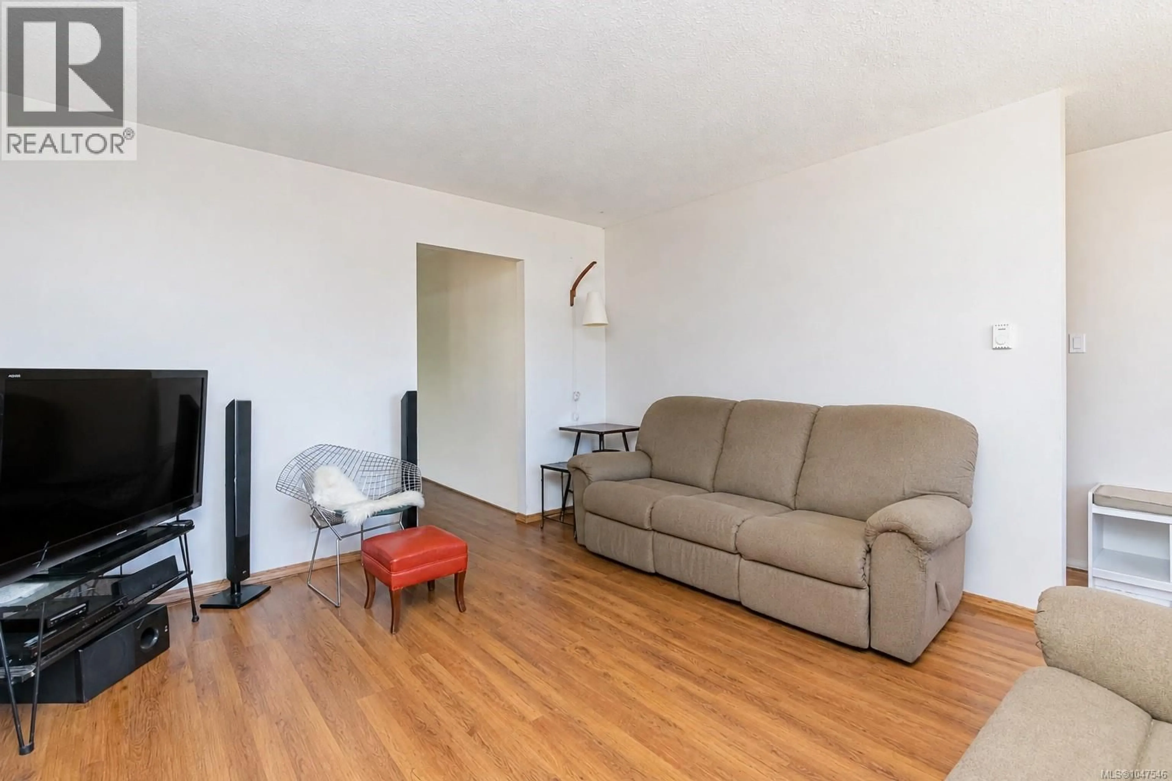 Living room with furniture, wood/laminate floor for 2562 ROSSTOWN ROAD, Nanaimo British Columbia V9T3R8
