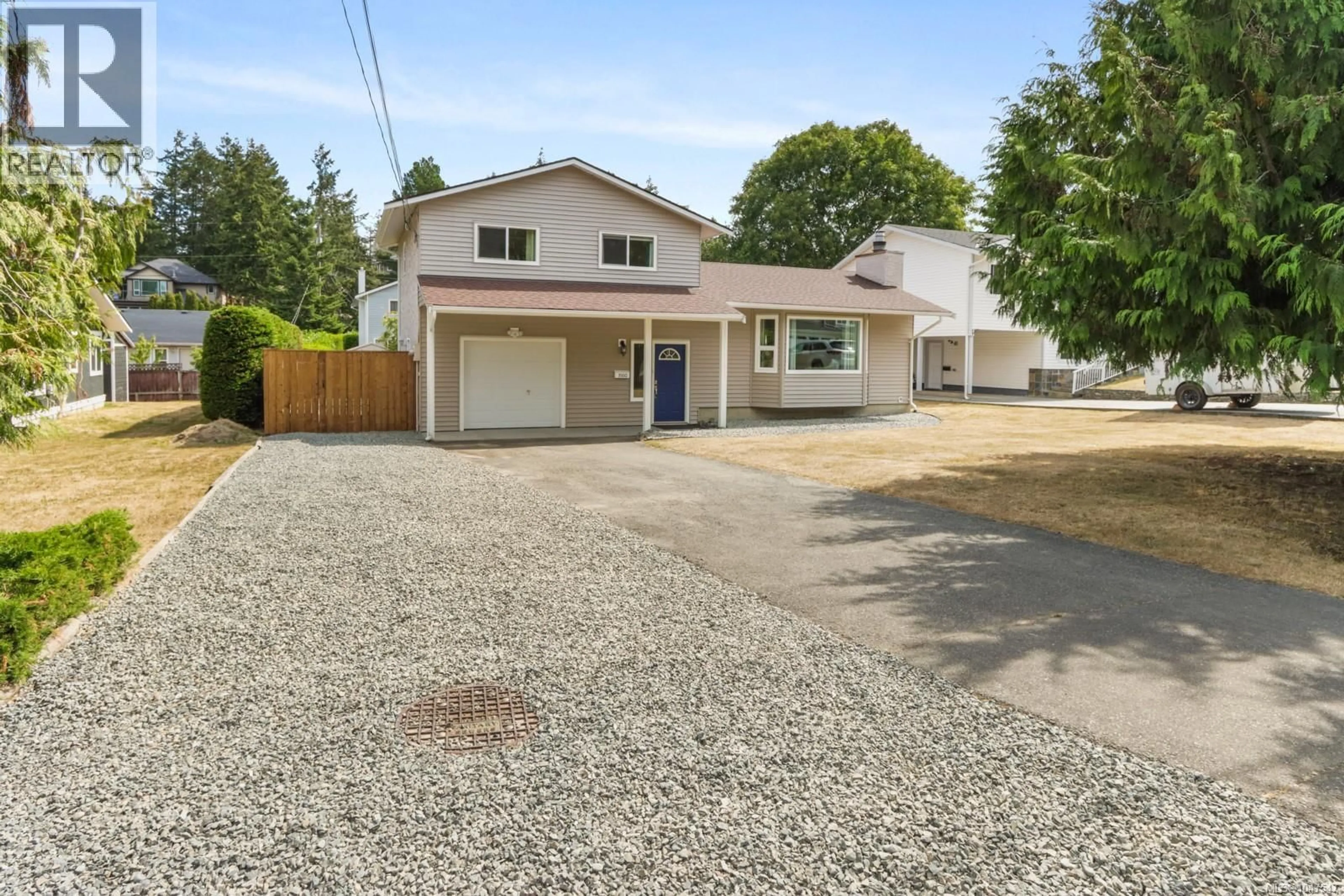 A pic from outside/outdoor area/front of a property/back of a property/a pic from drone, street for 3500 FALCON DRIVE, Nanaimo British Columbia V9T4G8