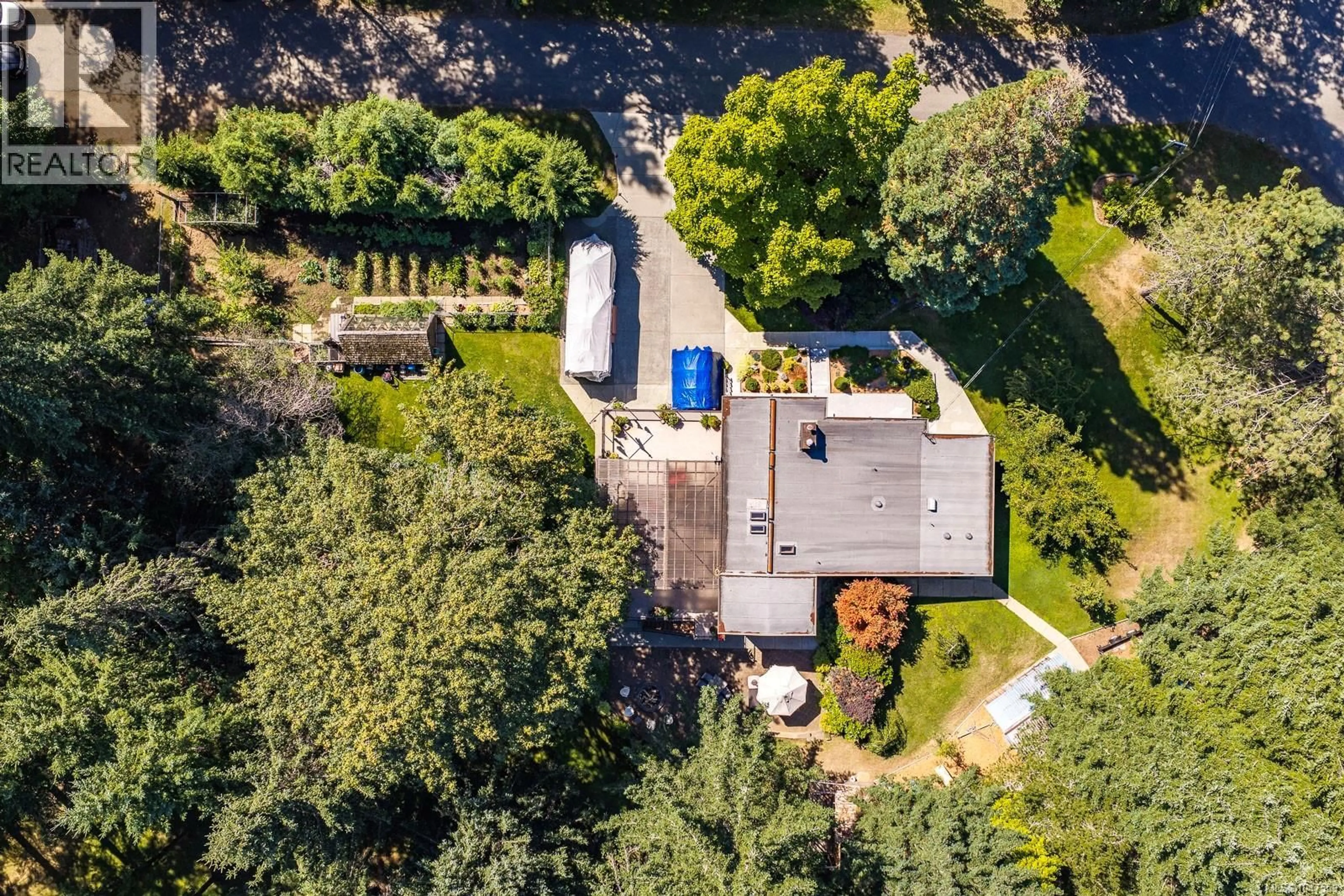 A pic from outside/outdoor area/front of a property/back of a property/a pic from drone, street for 3742 JAMES CRESCENT, Black Creek British Columbia V9J1E9