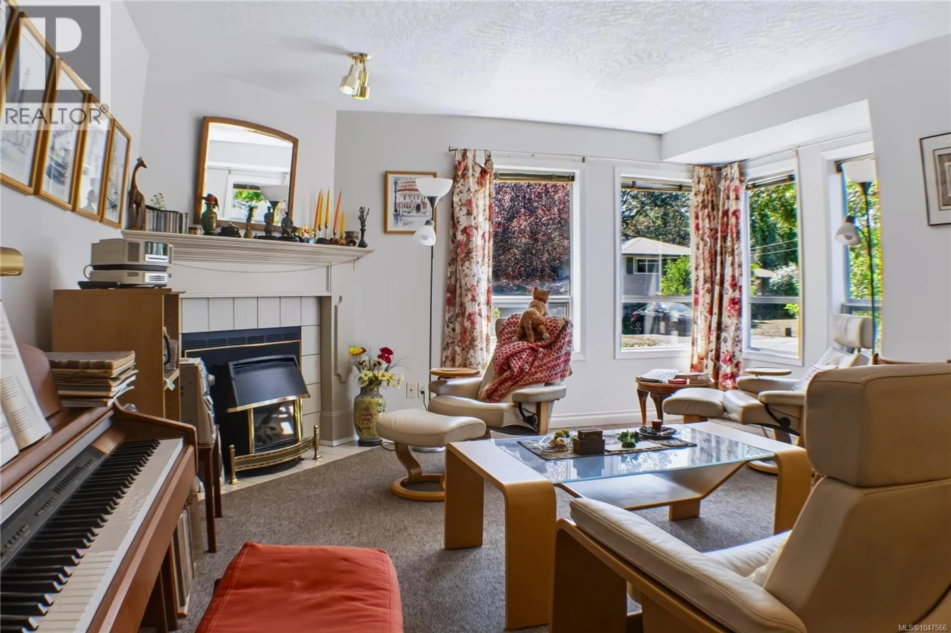 Living room with furniture, unknown for 1650 MIDGARD AVENUE, Saanich British Columbia V8P2Y3