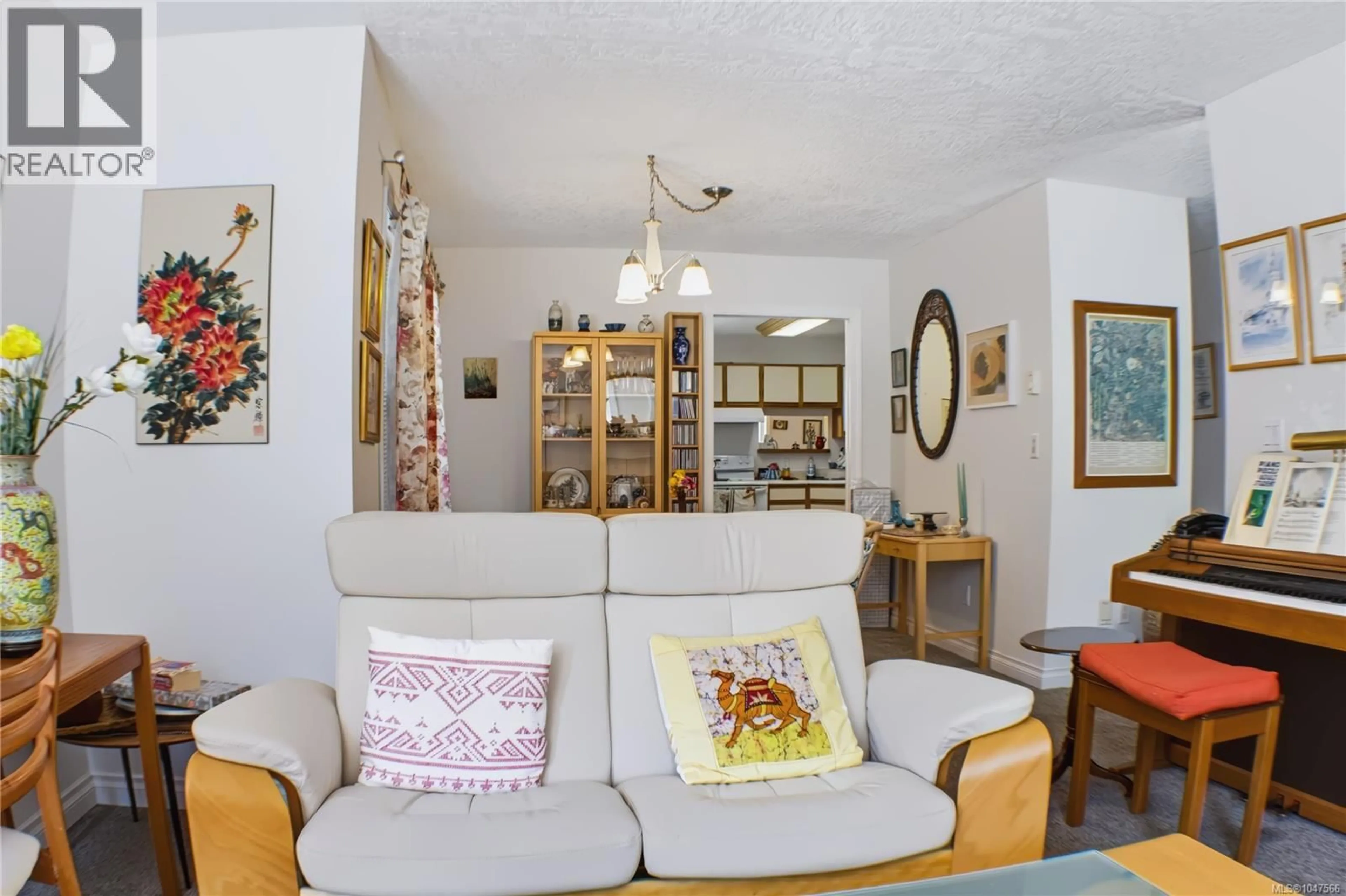 Living room with furniture, unknown for 1650 MIDGARD AVENUE, Saanich British Columbia V8P2Y3