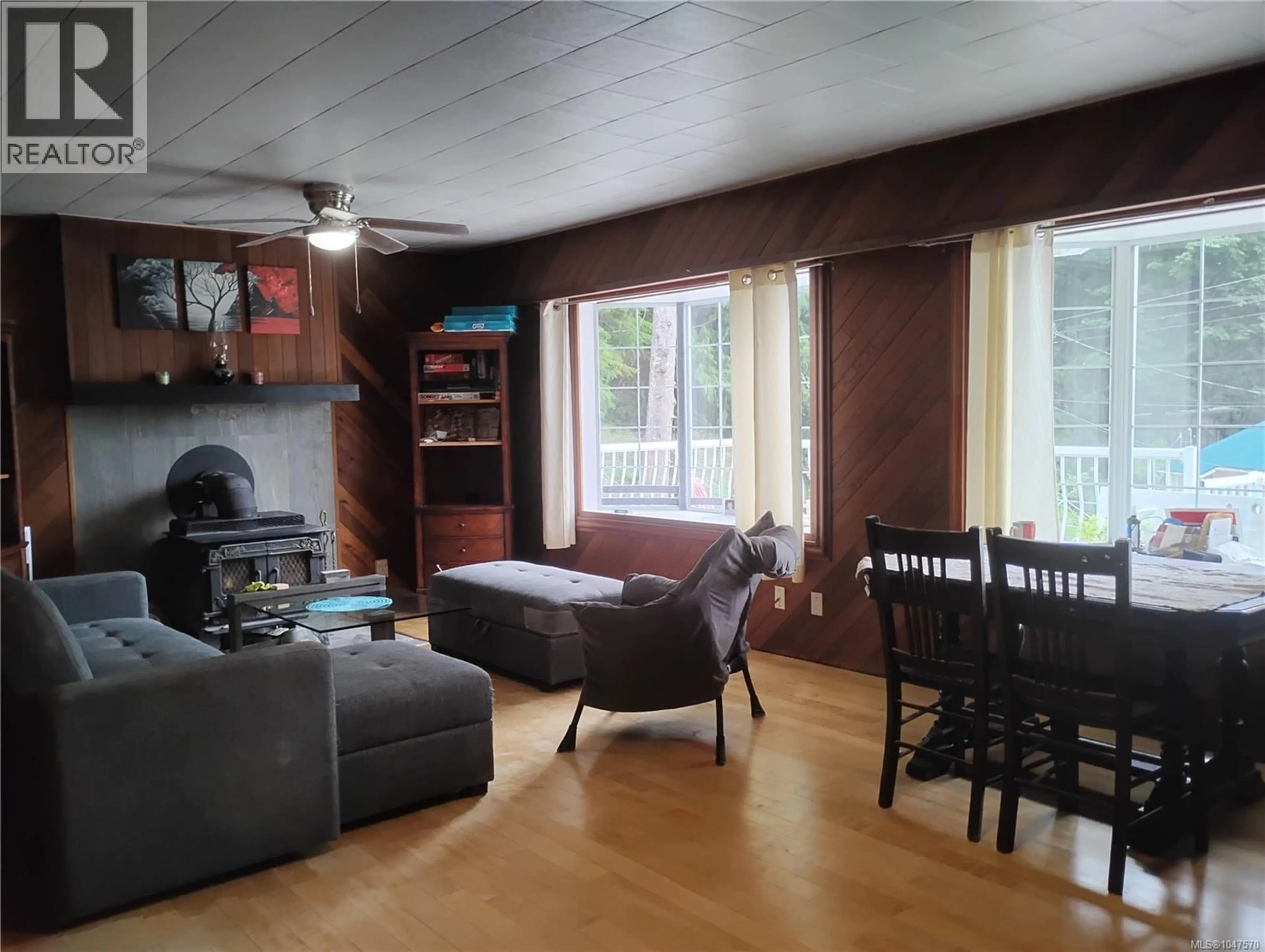 Living room with furniture, wood/laminate floor for 922 RESOLUTION ROAD, Tahsis British Columbia V0P1X0