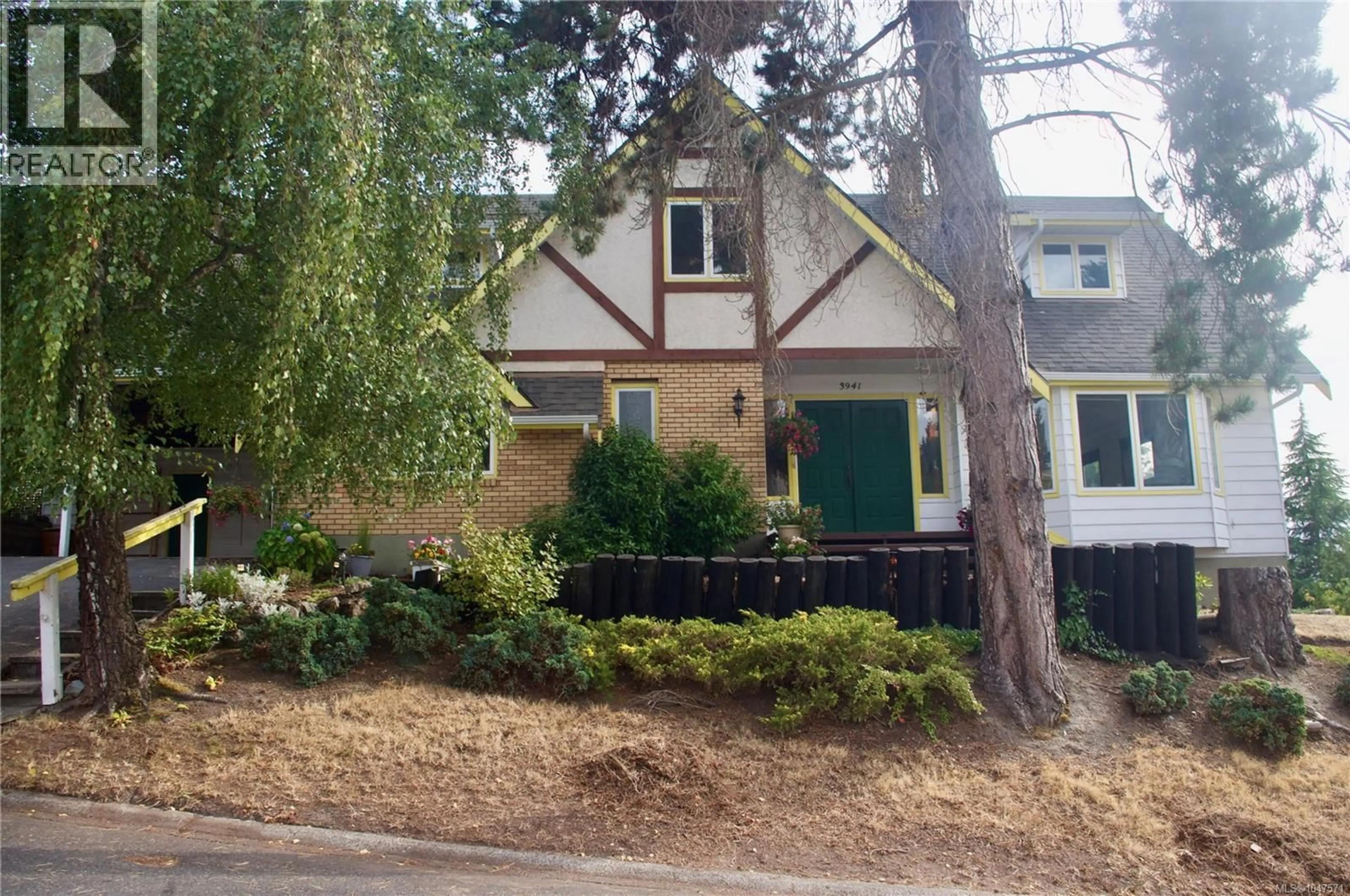 Home with vinyl exterior material, street for 3941 RAYMOND STREET SOUTH, Saanich British Columbia V8Z4K7
