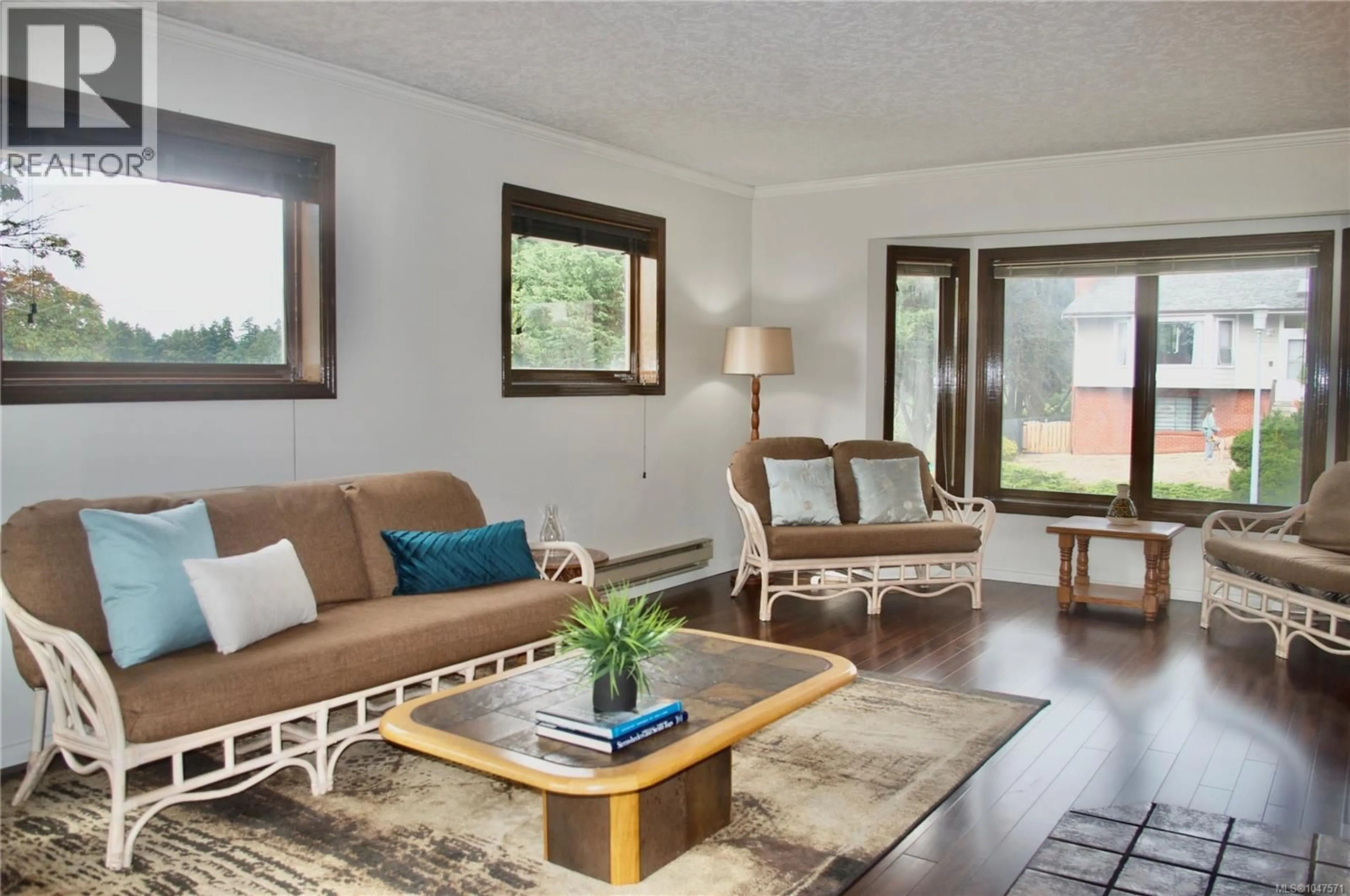 Living room with furniture, wood/laminate floor for 3941 RAYMOND STREET SOUTH, Saanich British Columbia V8Z4K7