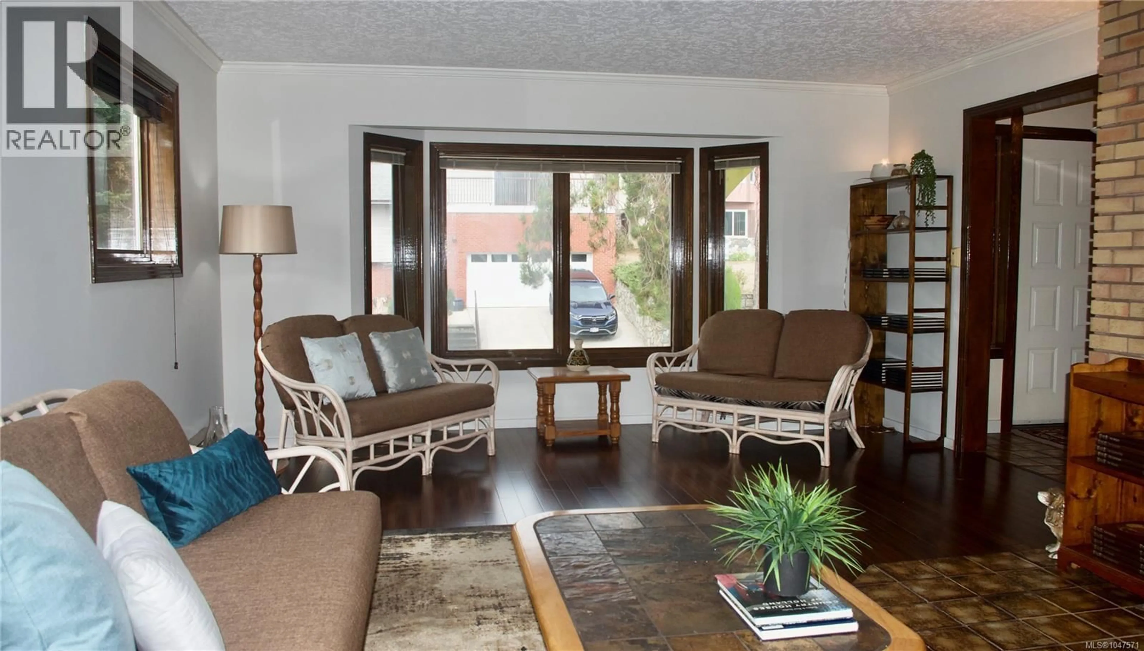 Living room with furniture, unknown for 3941 RAYMOND STREET SOUTH, Saanich British Columbia V8Z4K7