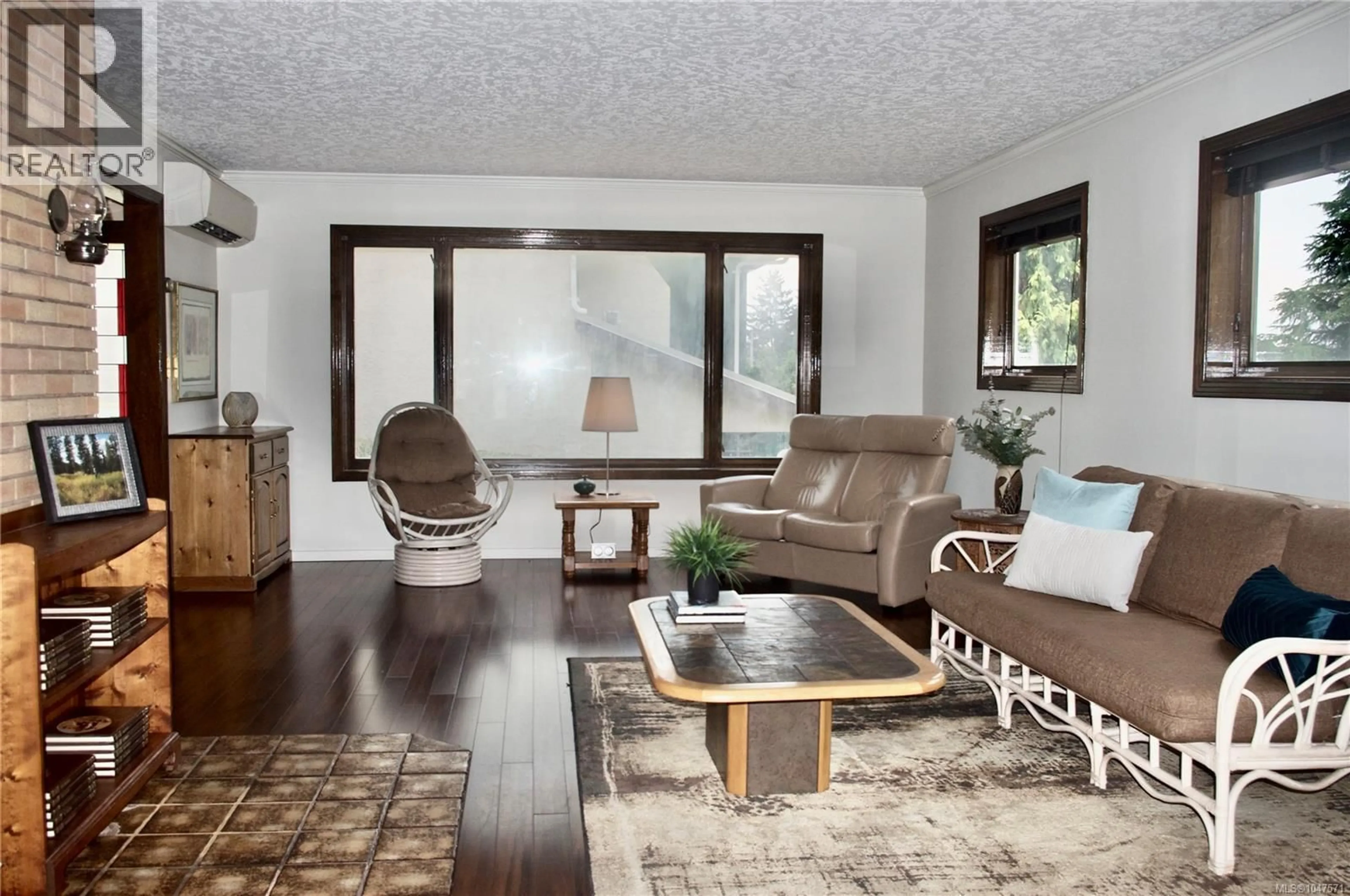 Living room with furniture, wood/laminate floor for 3941 RAYMOND STREET SOUTH, Saanich British Columbia V8Z4K7