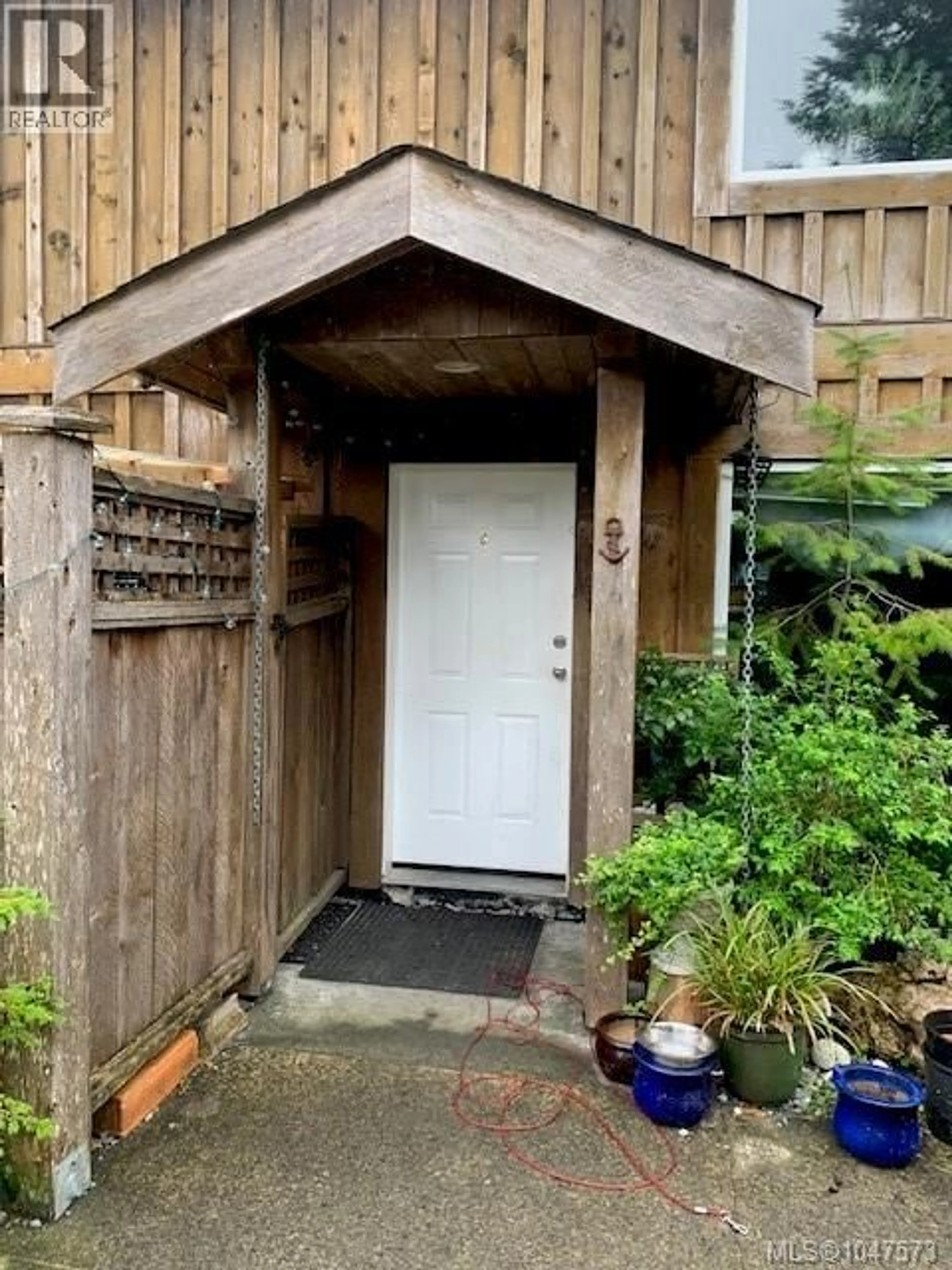Indoor entryway for 451 NEILL STREET, Tofino British Columbia V0R2Z0