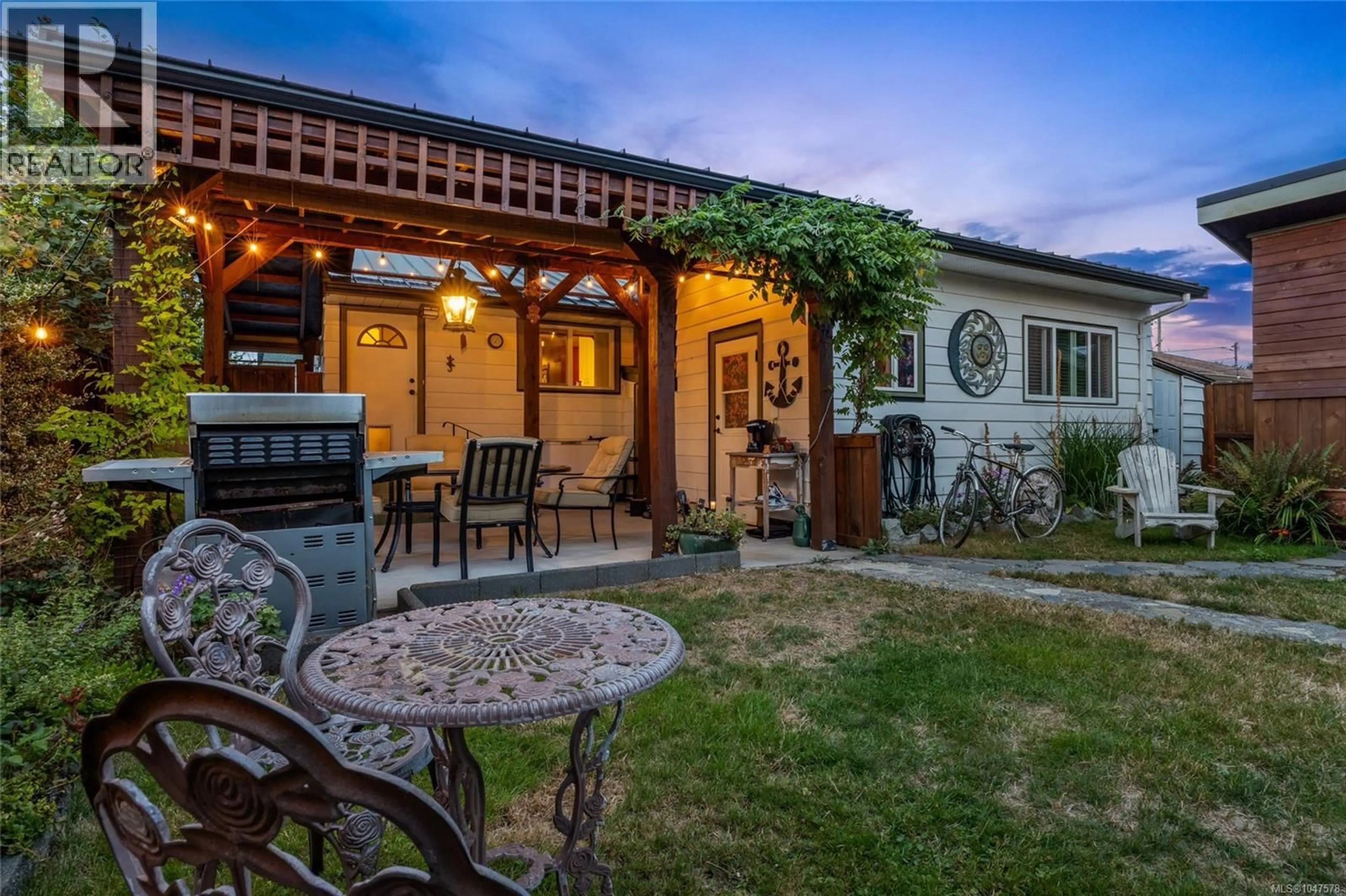 Patio, street for 1755 LEWIS AVENUE, Courtenay British Columbia V9N2Z1