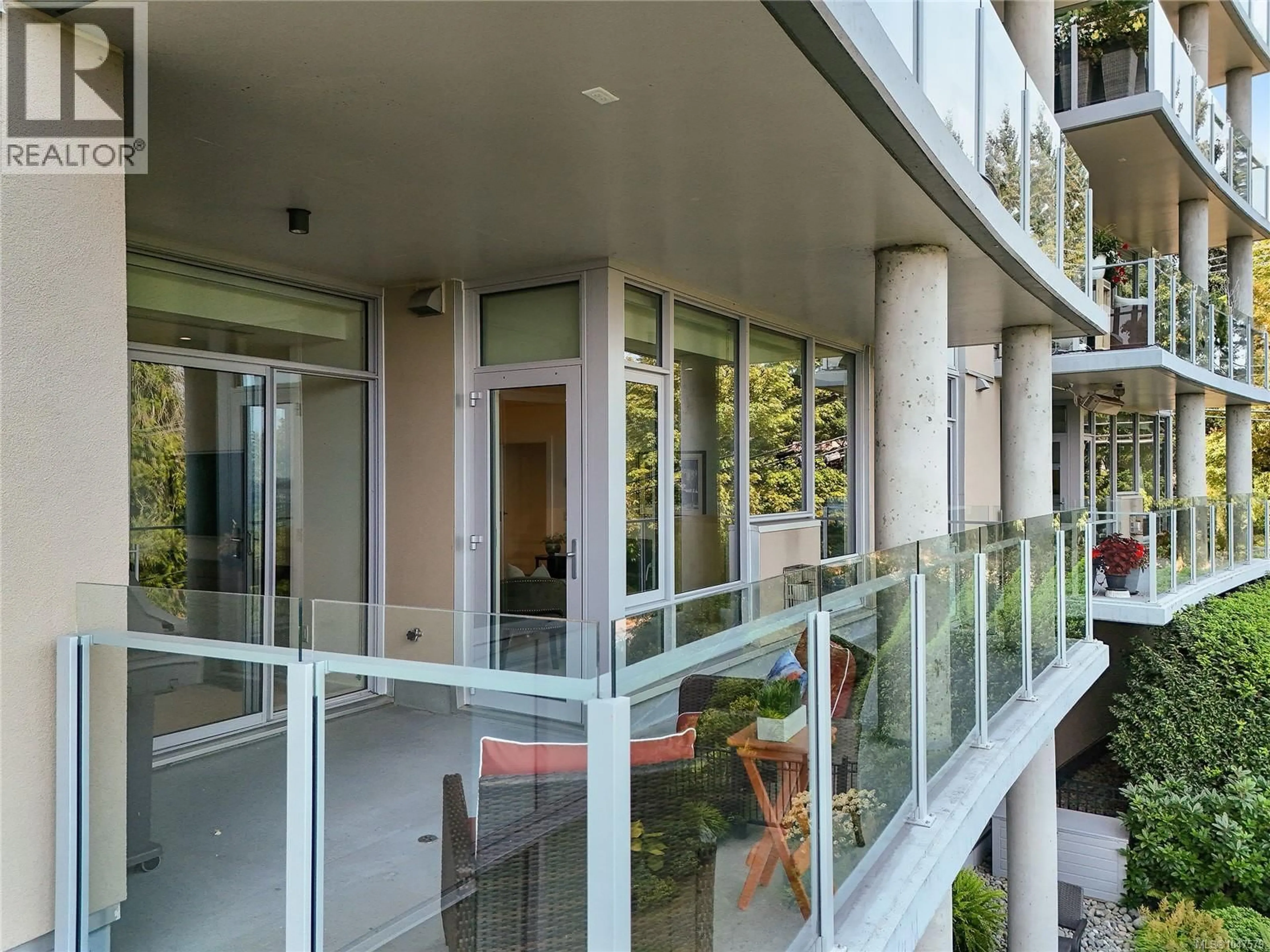 Indoor foyer for 202 - 5388 HILL RISE TERRACE, Saanich British Columbia V8Y3K2