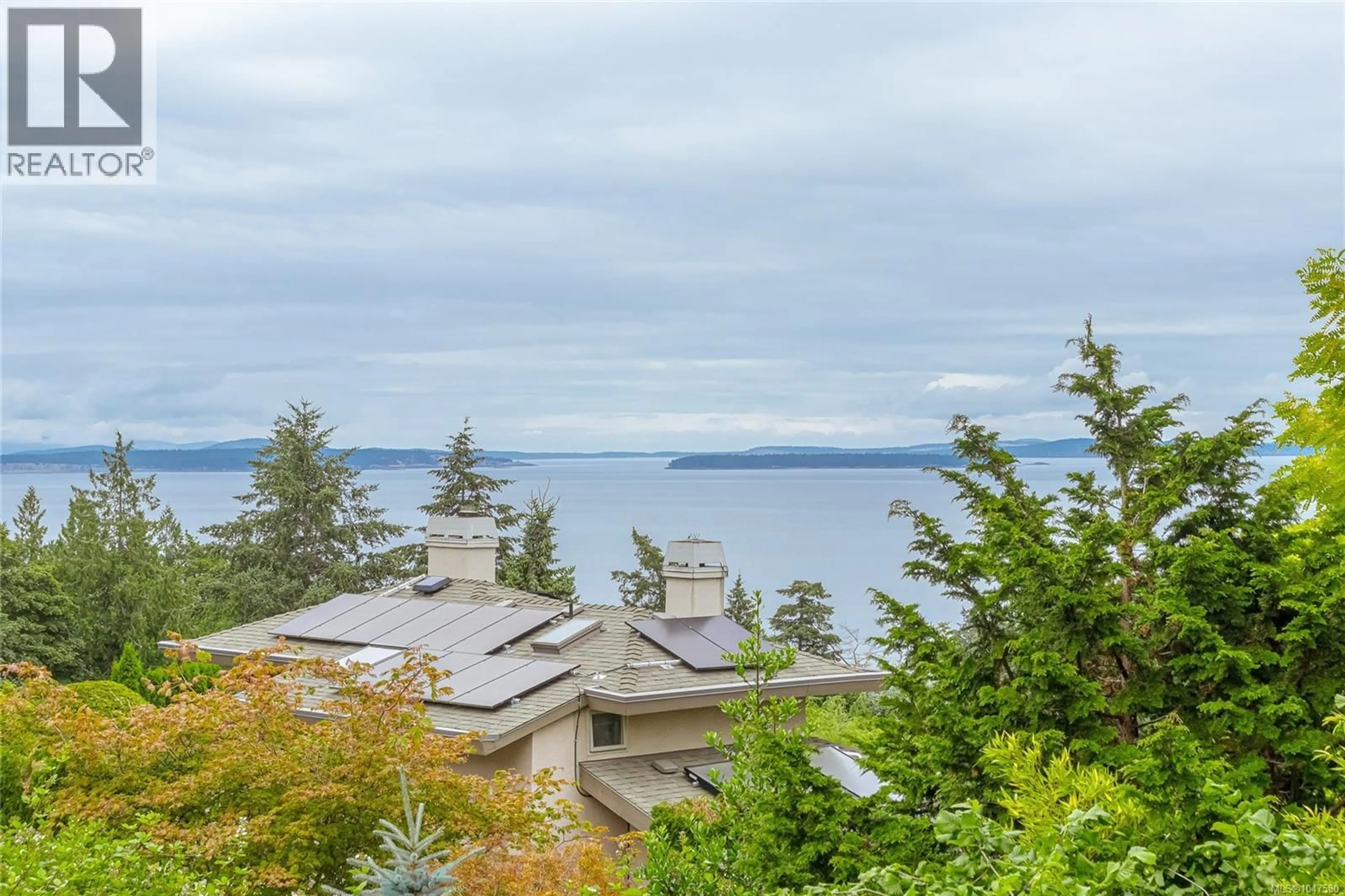 A pic from outside/outdoor area/front of a property/back of a property/a pic from drone, water/lake/river/ocean view for 951 SEAMIST RISE, Saanich British Columbia V8Y2B3