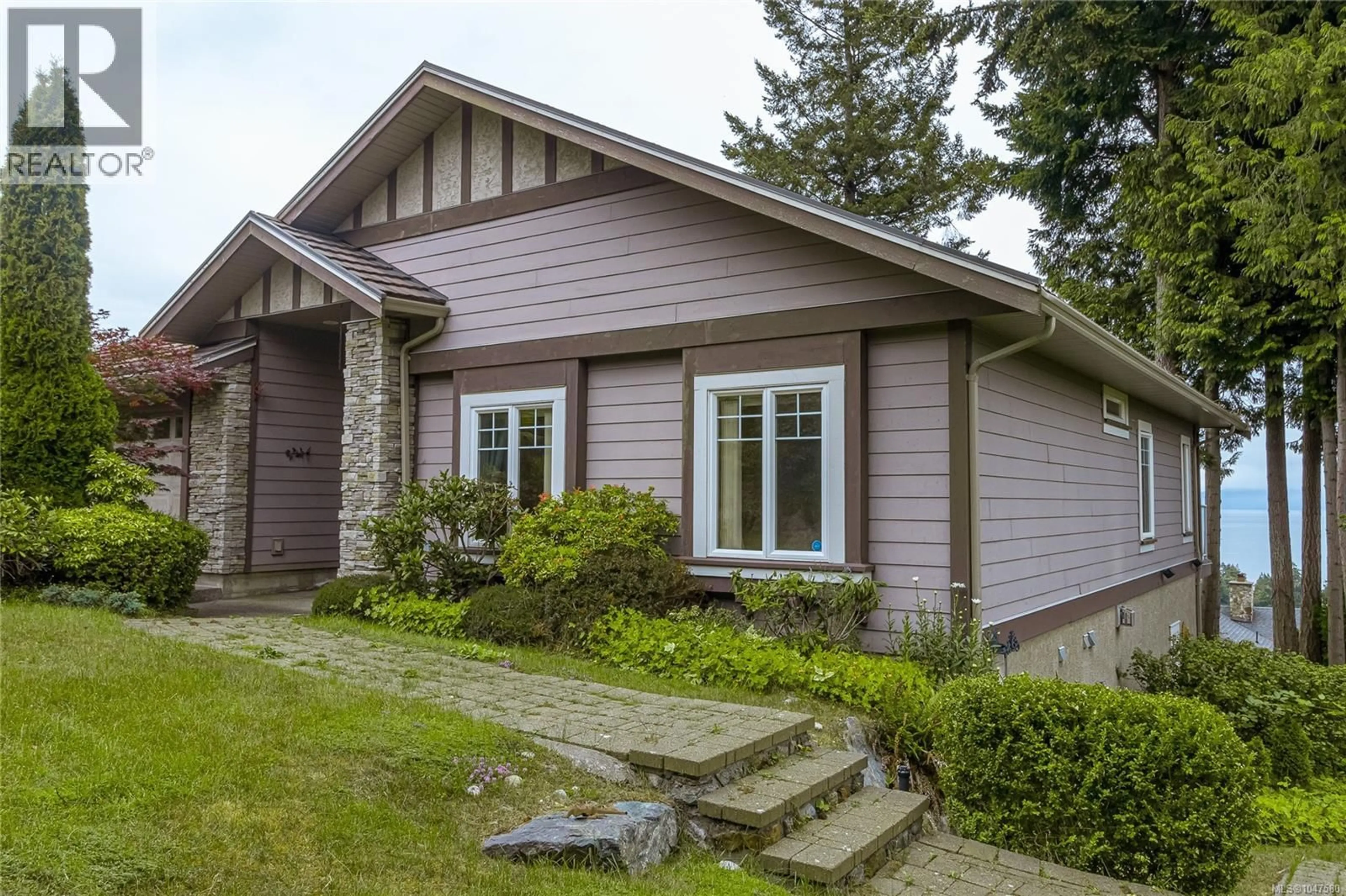 Home with vinyl exterior material, street for 951 SEAMIST RISE, Saanich British Columbia V8Y2B3