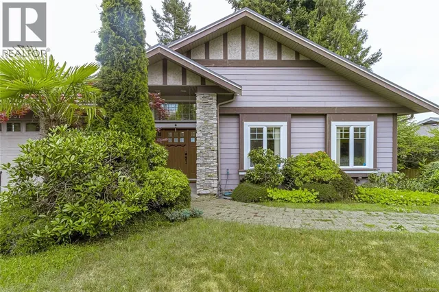 951 SEAMIST RISE, Saanich 3