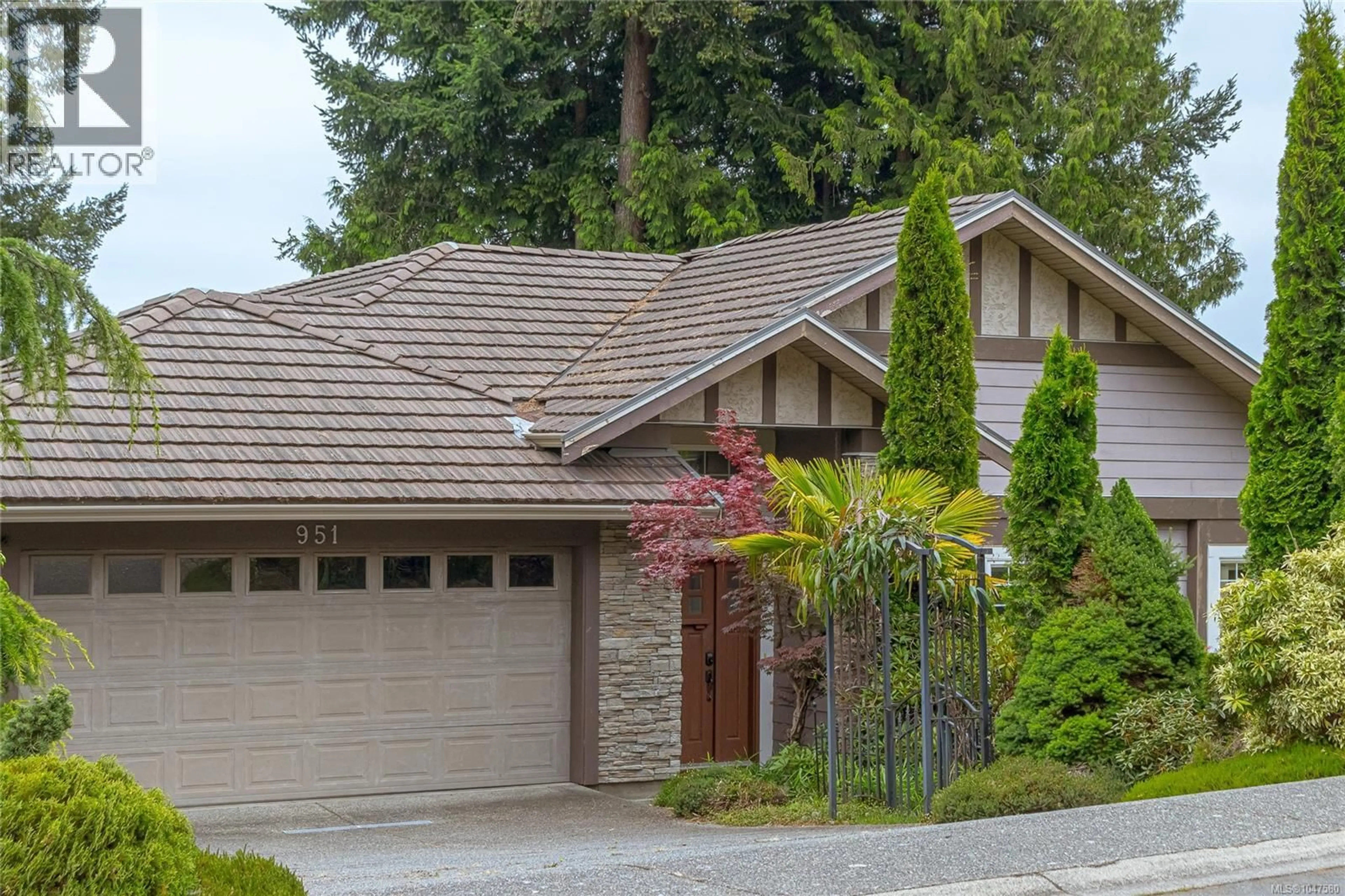 Home with vinyl exterior material, street for 951 SEAMIST RISE, Saanich British Columbia V8Y2B3