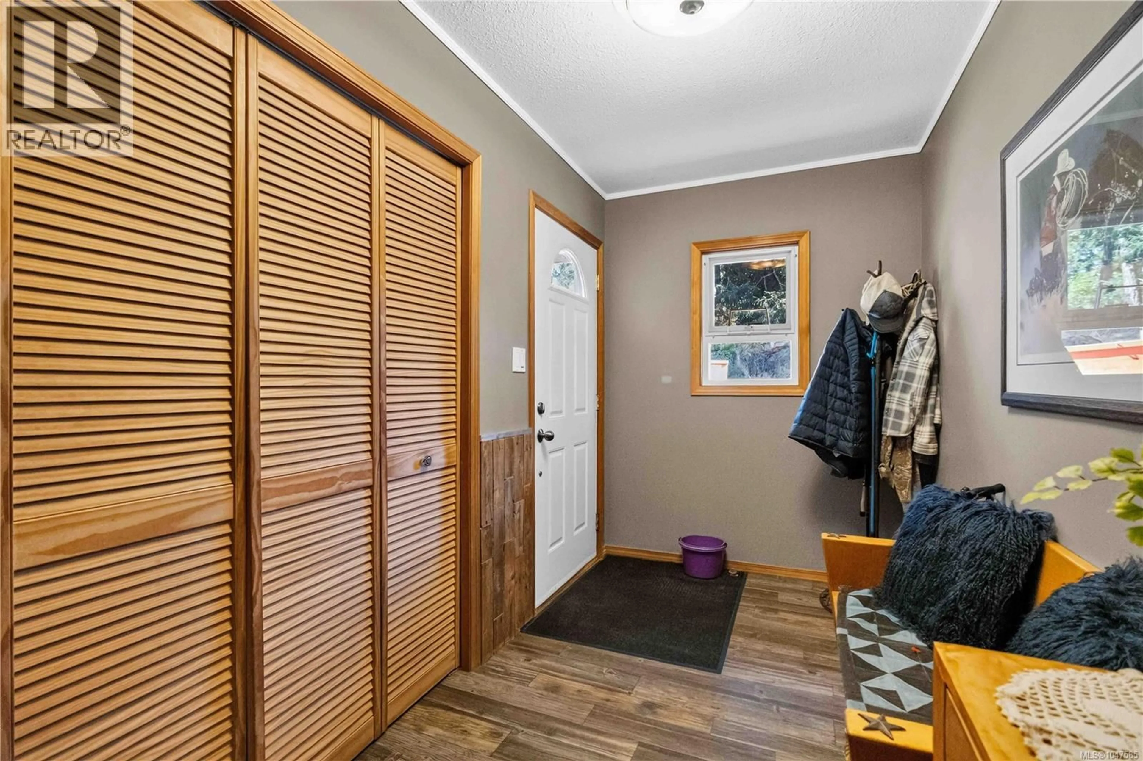Indoor entryway for 284 PROSPECT LAKE ROAD, Saanich British Columbia V9E1J7