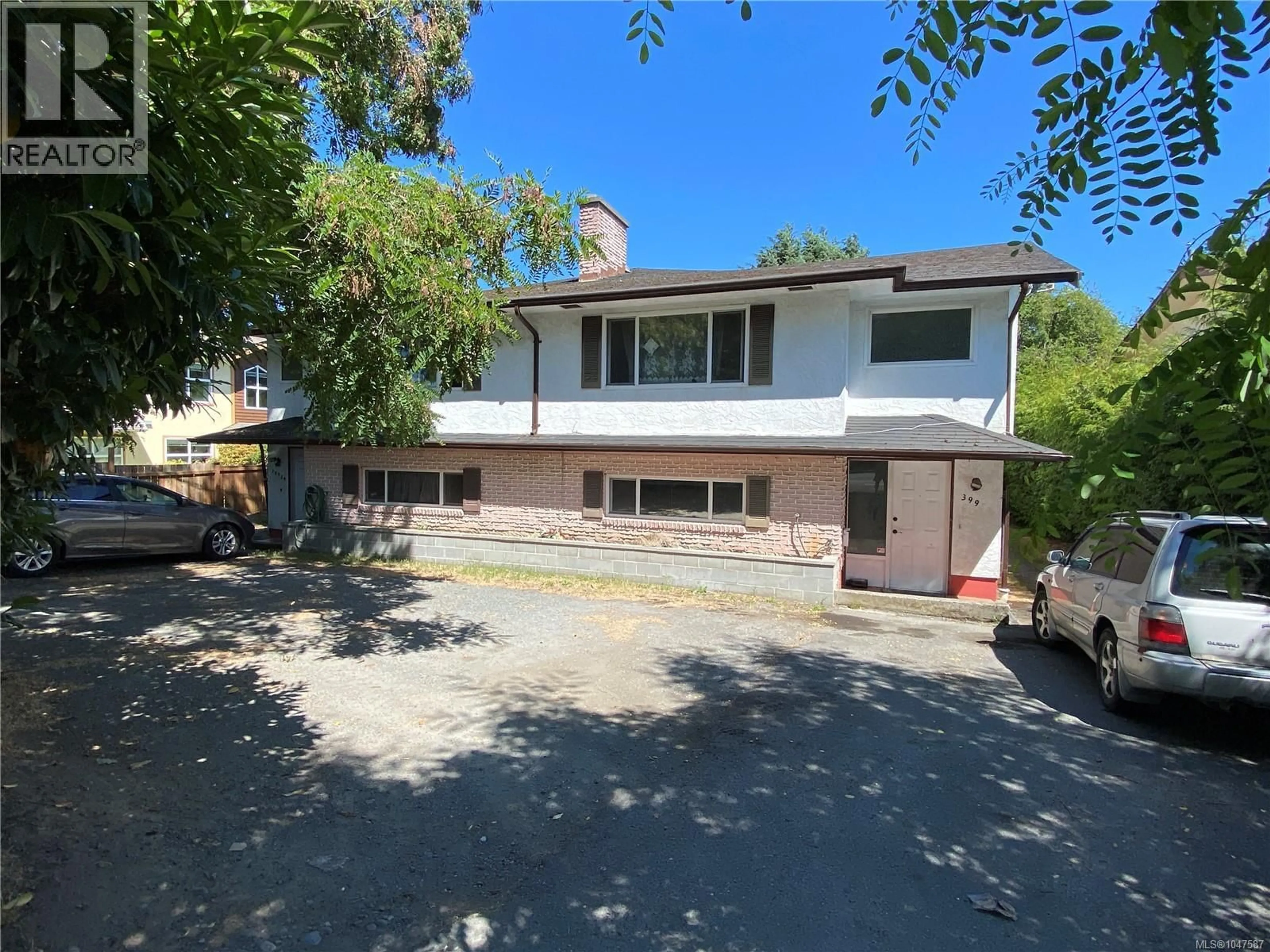 A pic from outside/outdoor area/front of a property/back of a property/a pic from drone, street for 3995 SHELBOURNE STREET, Saanich British Columbia V8N3E1