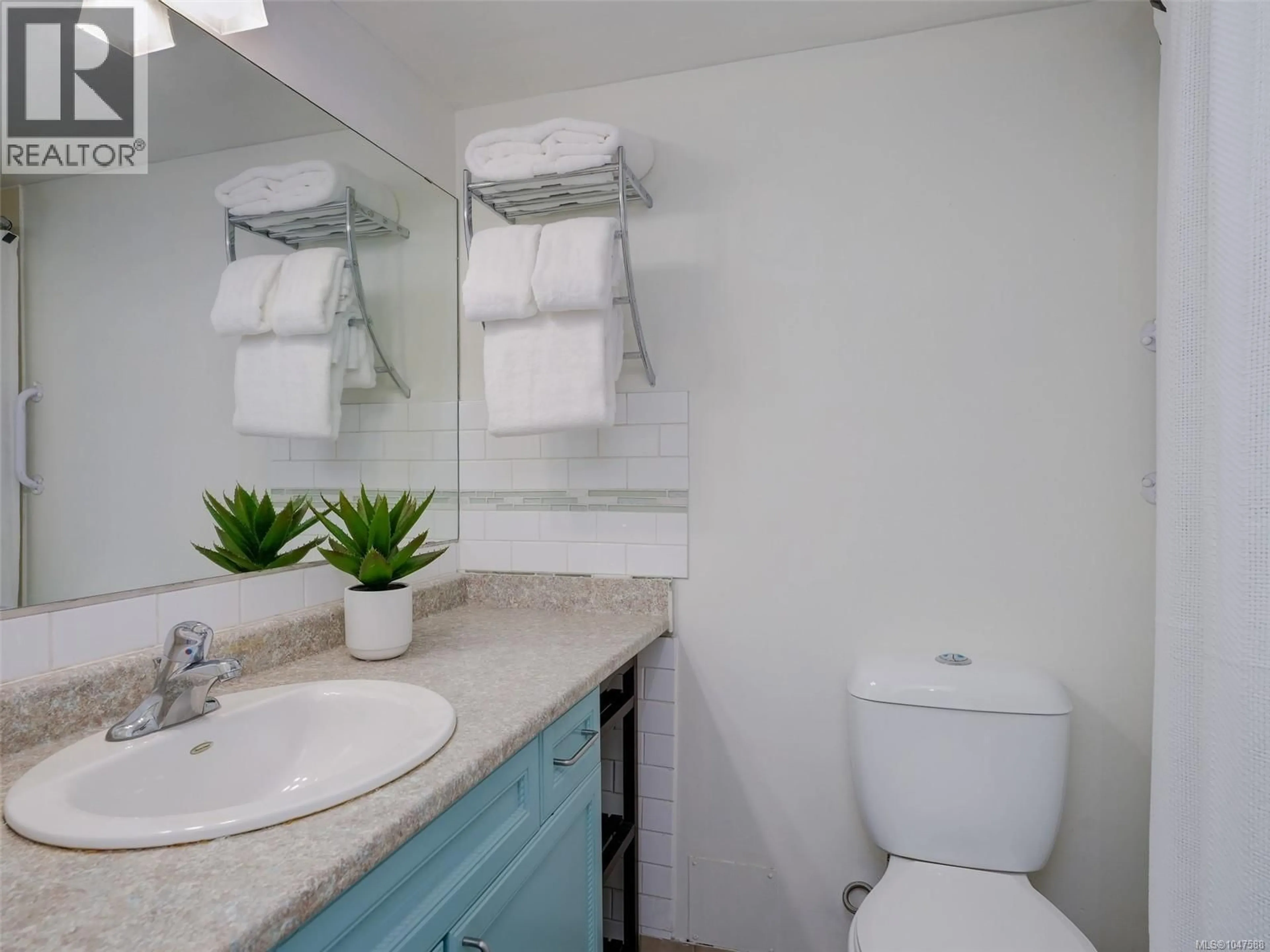 Standard bathroom, ceramic/tile floor for 202 - 647 MICHIGAN STREET, Victoria British Columbia V8V1S9