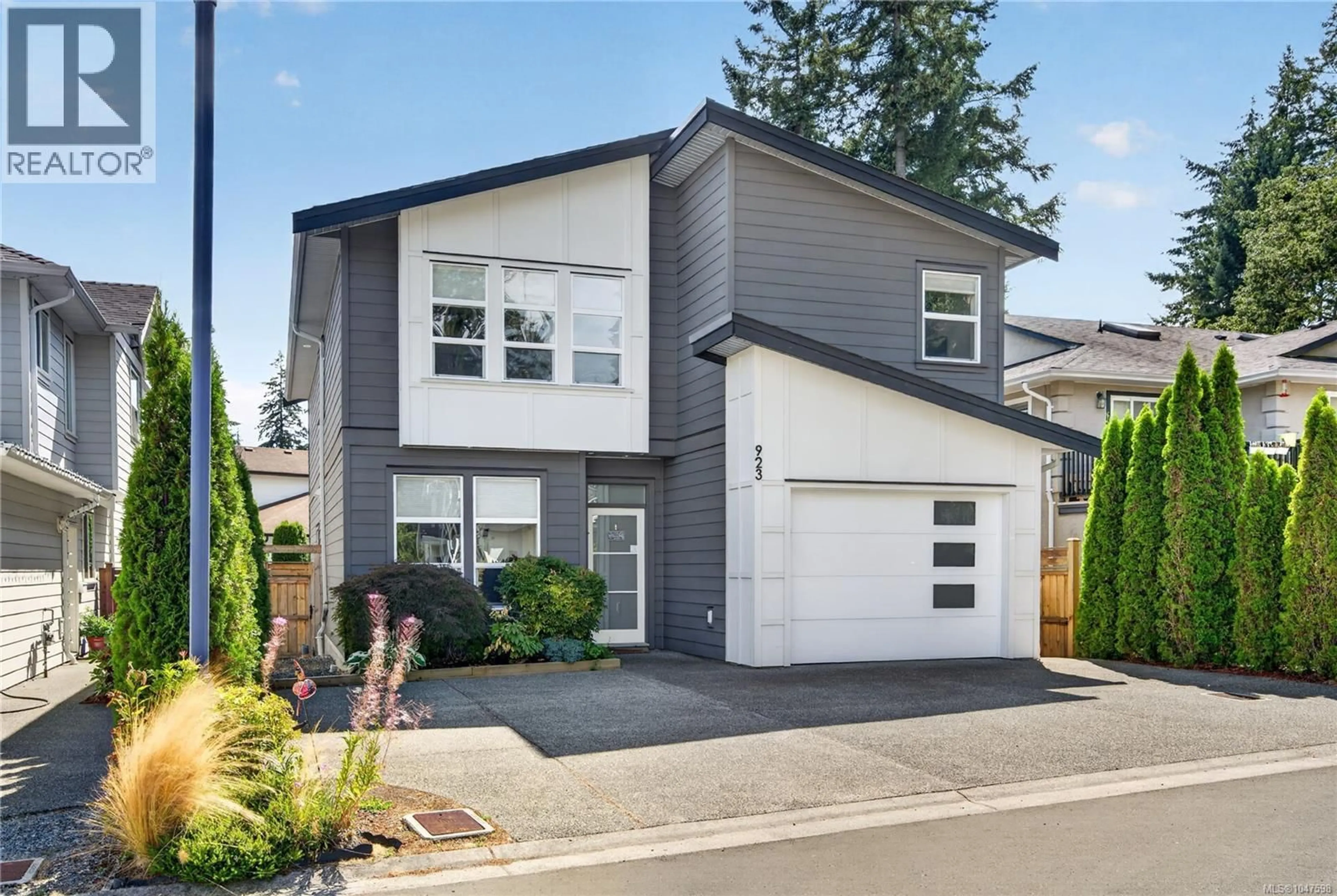 Home with vinyl exterior material, street for 923 RANDALL PLACE, Langford British Columbia V9B5W1
