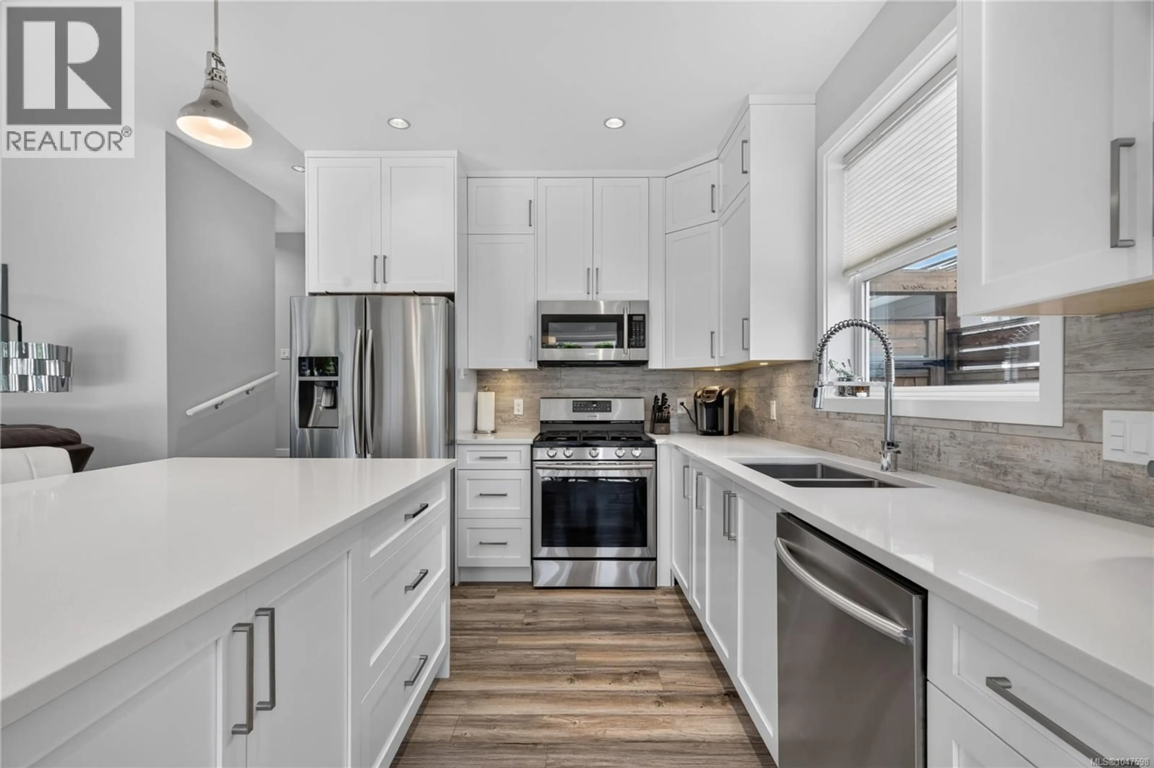 Open concept kitchen, ceramic/tile floor for 923 RANDALL PLACE, Langford British Columbia V9B5W1