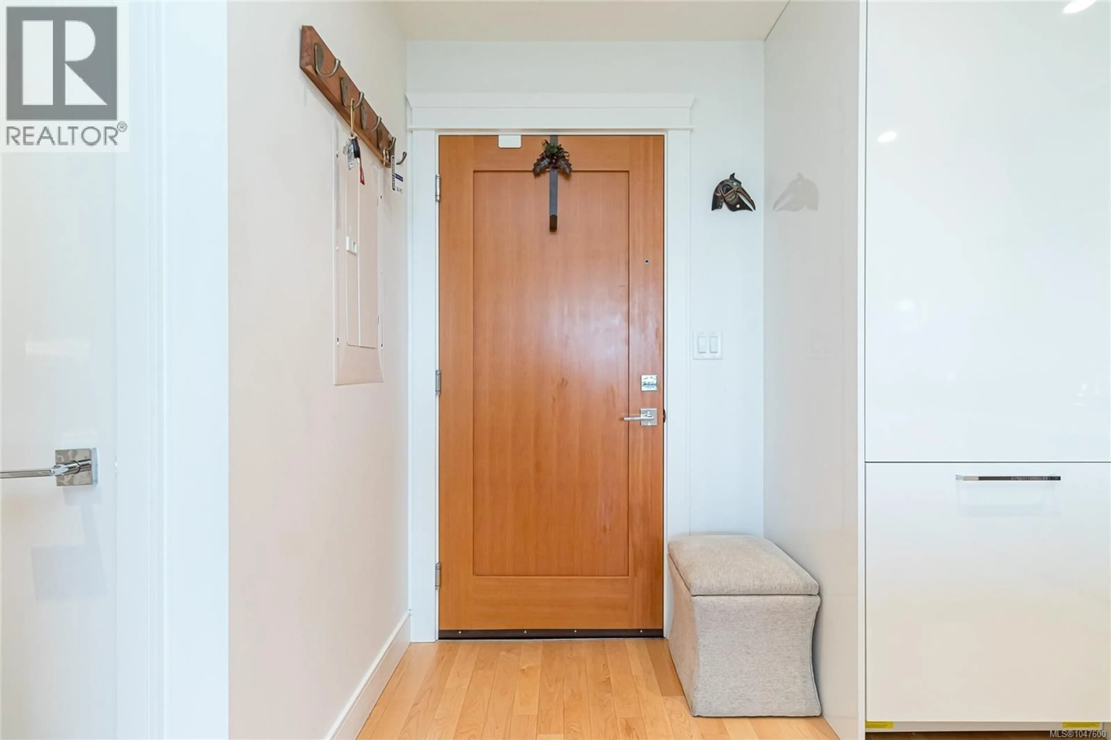 Indoor entryway for 405 - 916 LYALL STREET, Esquimalt British Columbia V9A5E6