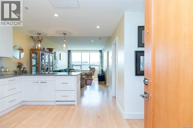 405 - 916 LYALL STREET, Esquimalt 4