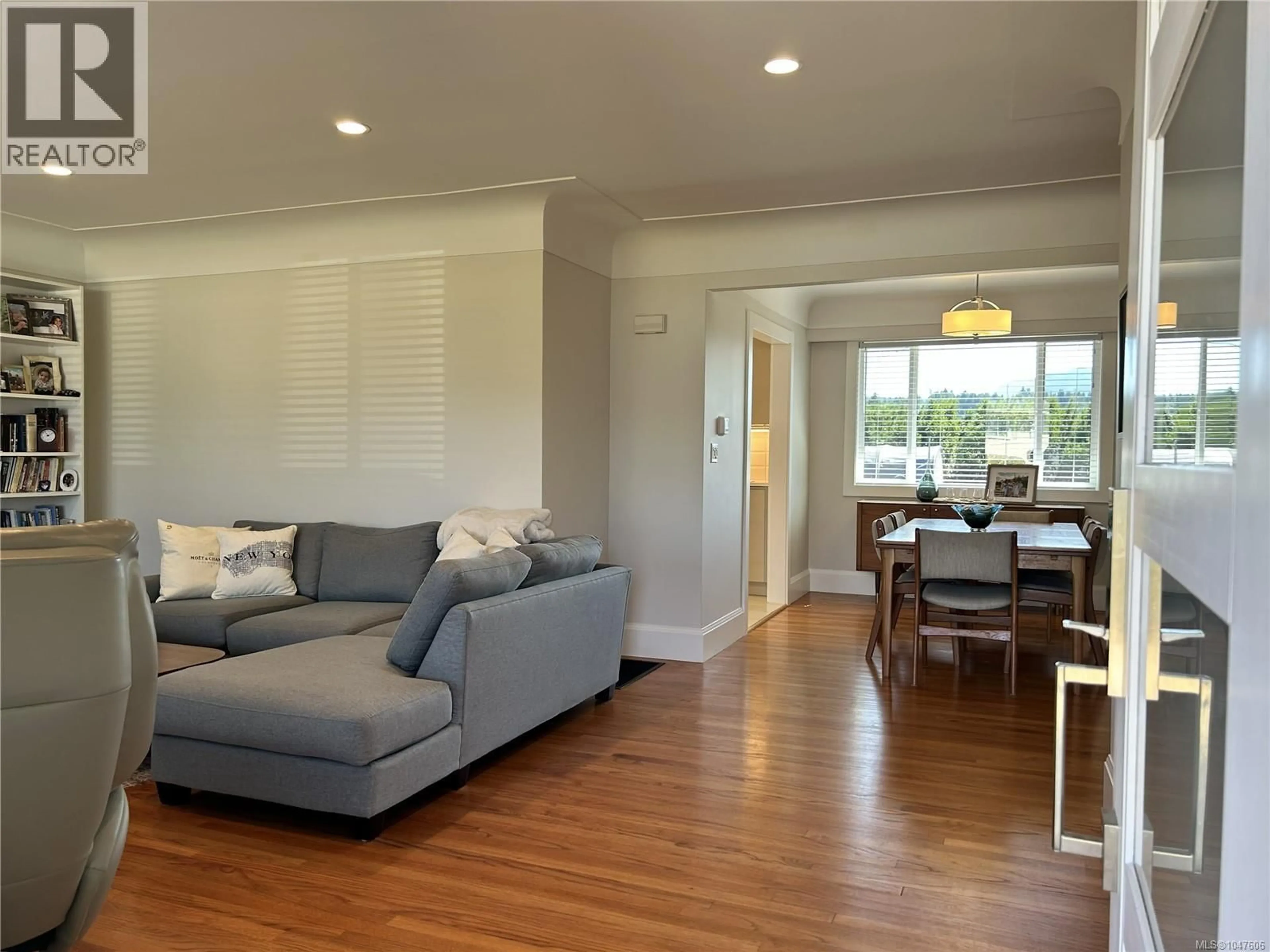 Living room with furniture, wood/laminate floor for 3894 MORTON STREET, Port Alberni British Columbia V9Y3V3