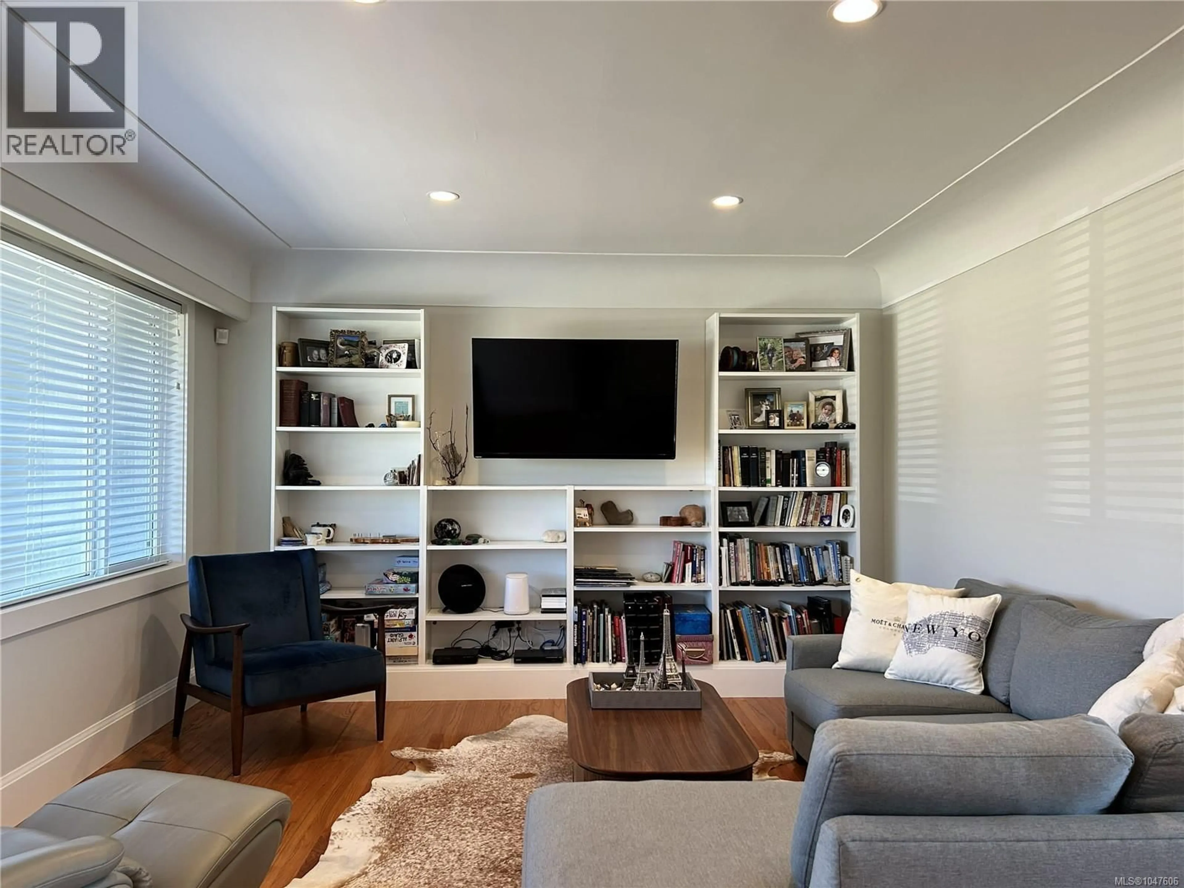 Living room with furniture, wood/laminate floor for 3894 MORTON STREET, Port Alberni British Columbia V9Y3V3