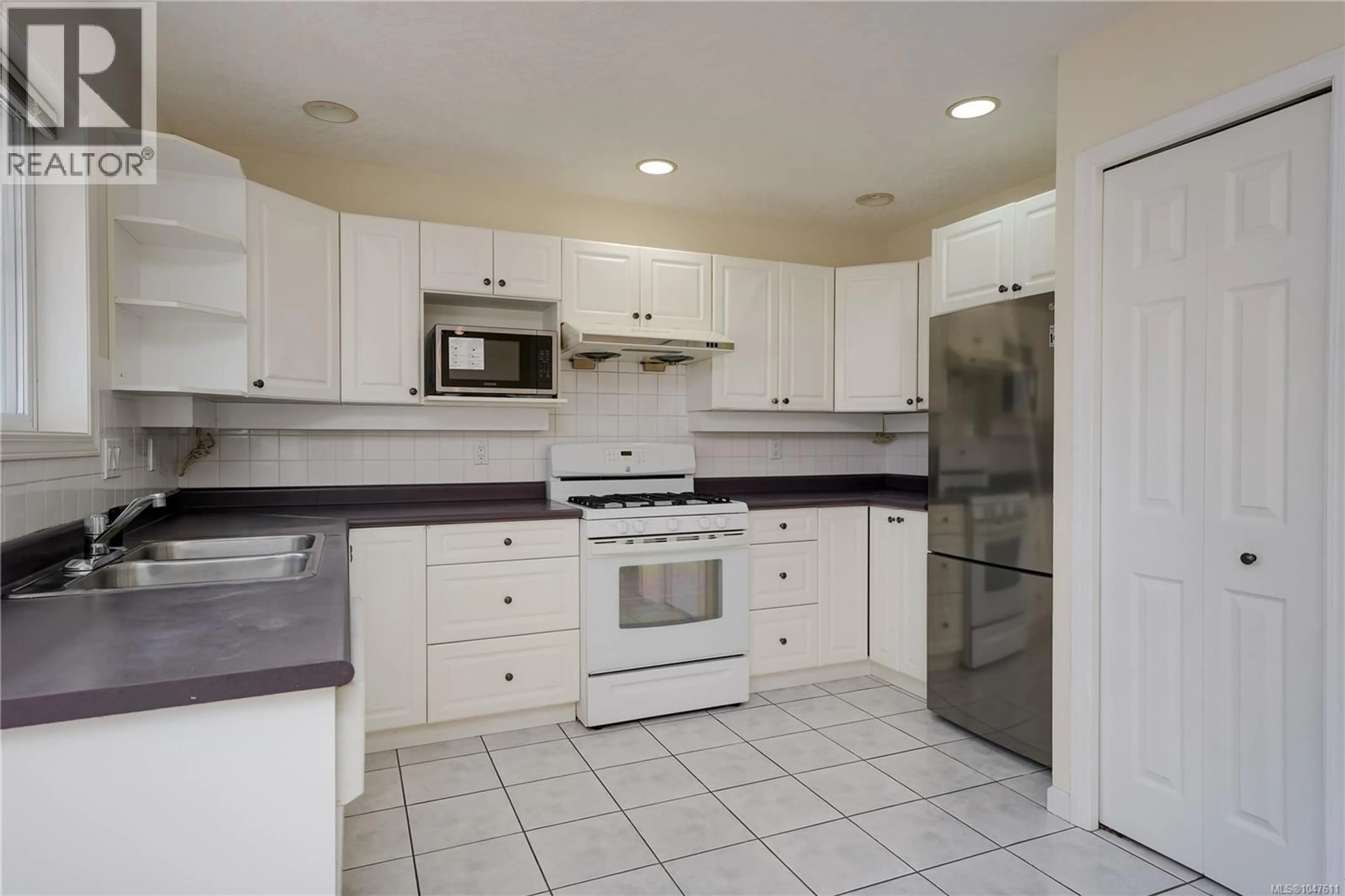 Standard kitchen, ceramic/tile floor for 4005 GORDON HEAD ROAD, Saanich British Columbia V8N3X4