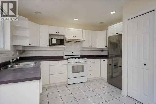 4005 GORDON HEAD ROAD, Saanich 4