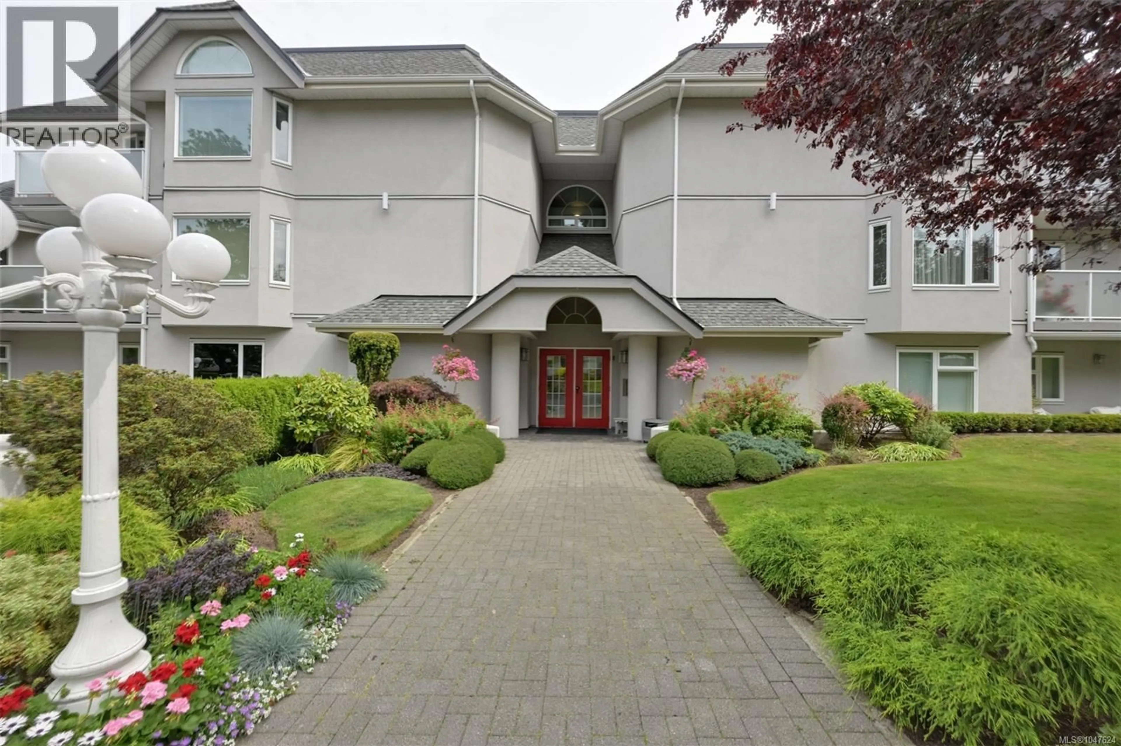 Indoor foyer for 203 - 1477 YALE STREET, Oak Bay British Columbia V8S4R3