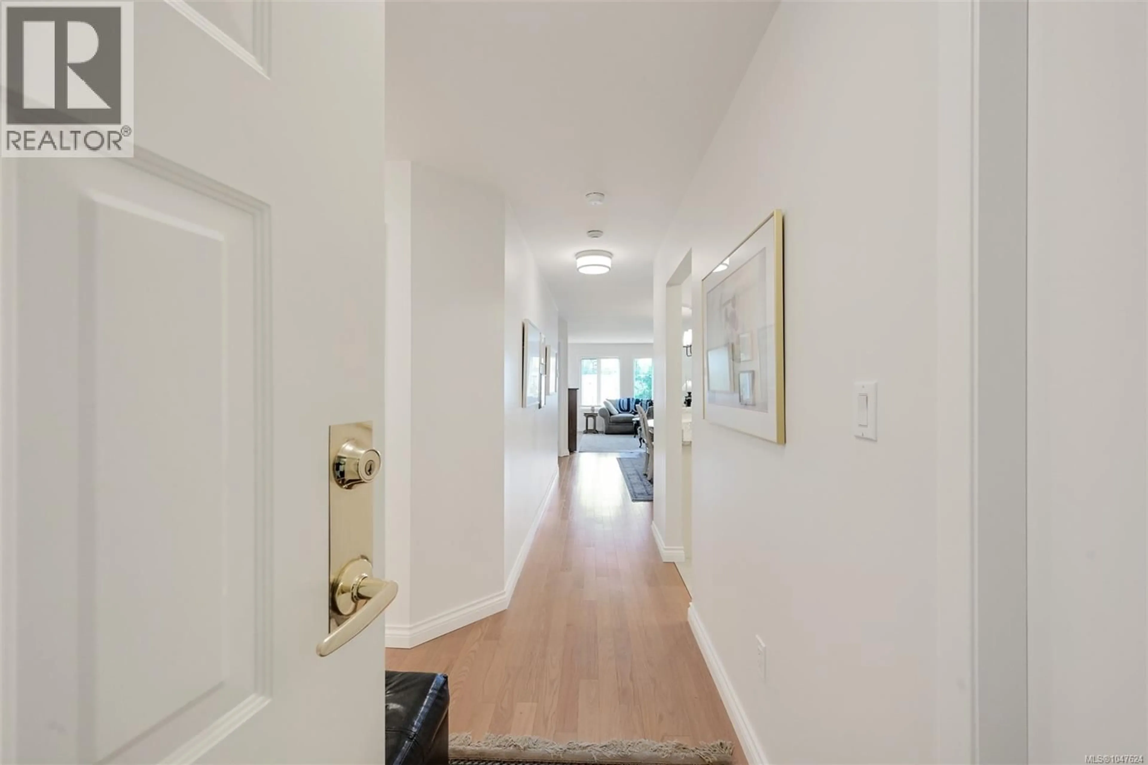 Indoor foyer for 203 - 1477 YALE STREET, Oak Bay British Columbia V8S4R3