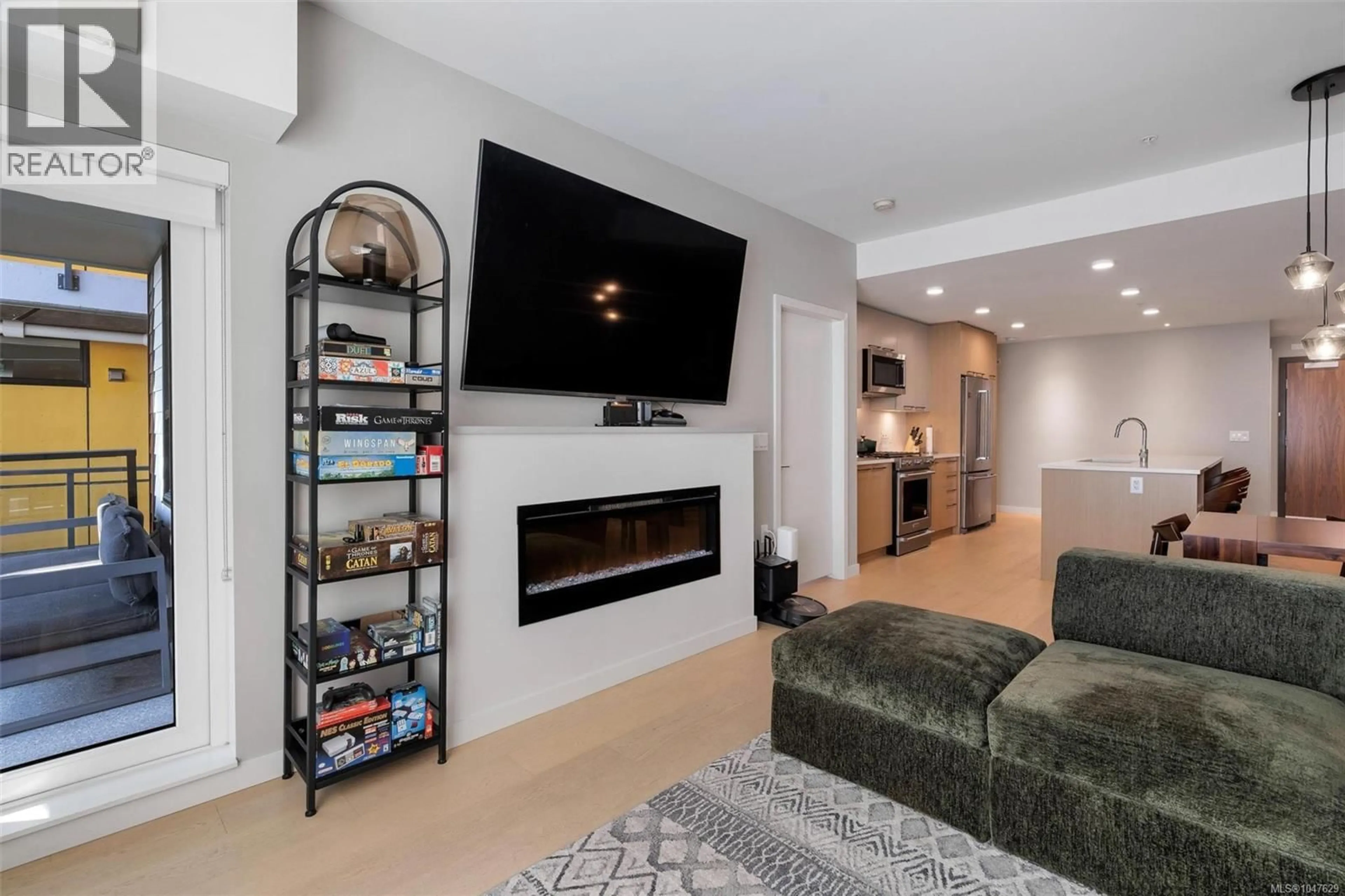 Living room with furniture, unknown for 303 - 9775 FOURTH STREET, Sidney British Columbia V8L2Z8
