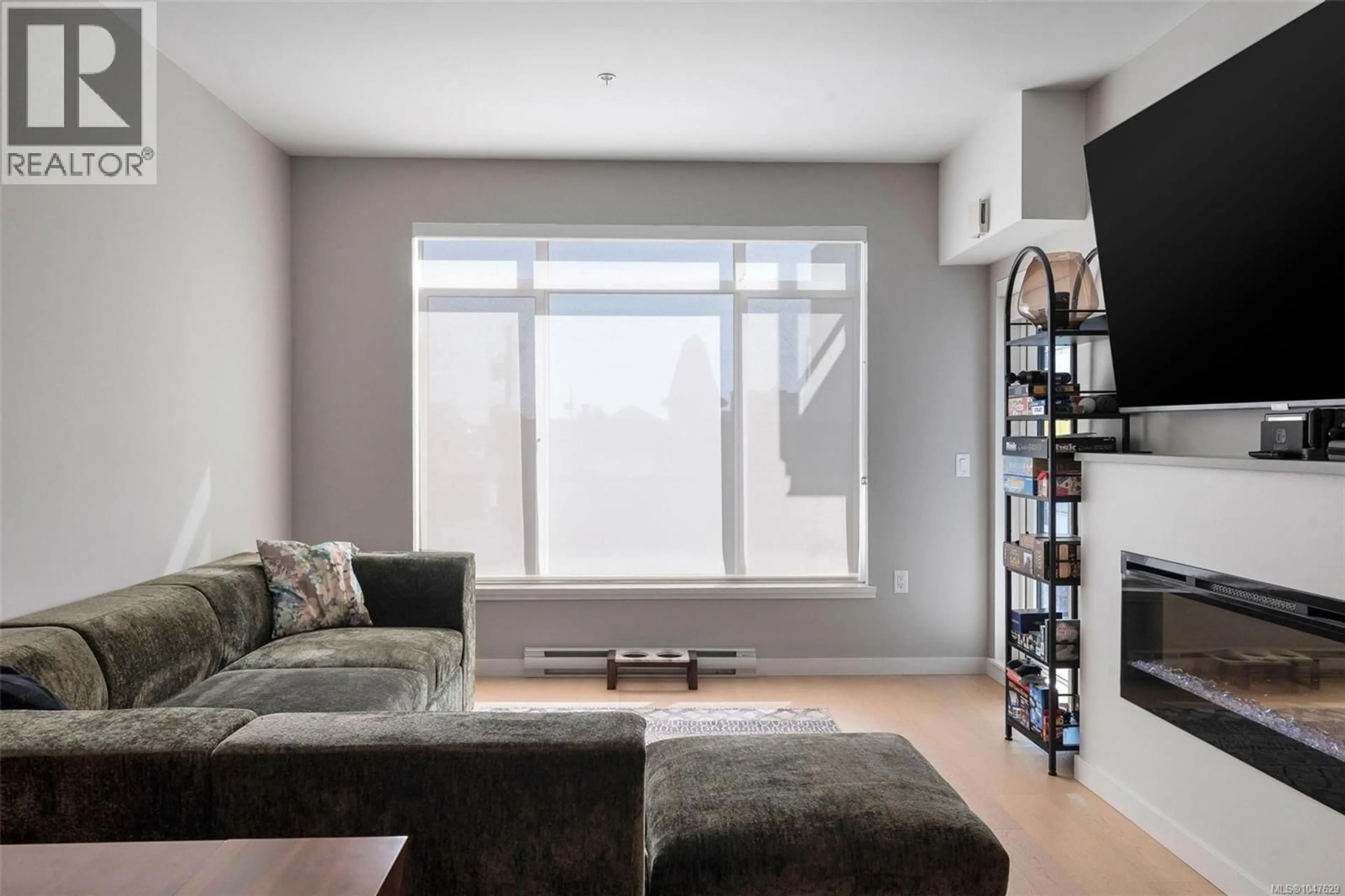 Living room with furniture, unknown for 303 - 9775 FOURTH STREET, Sidney British Columbia V8L2Z8