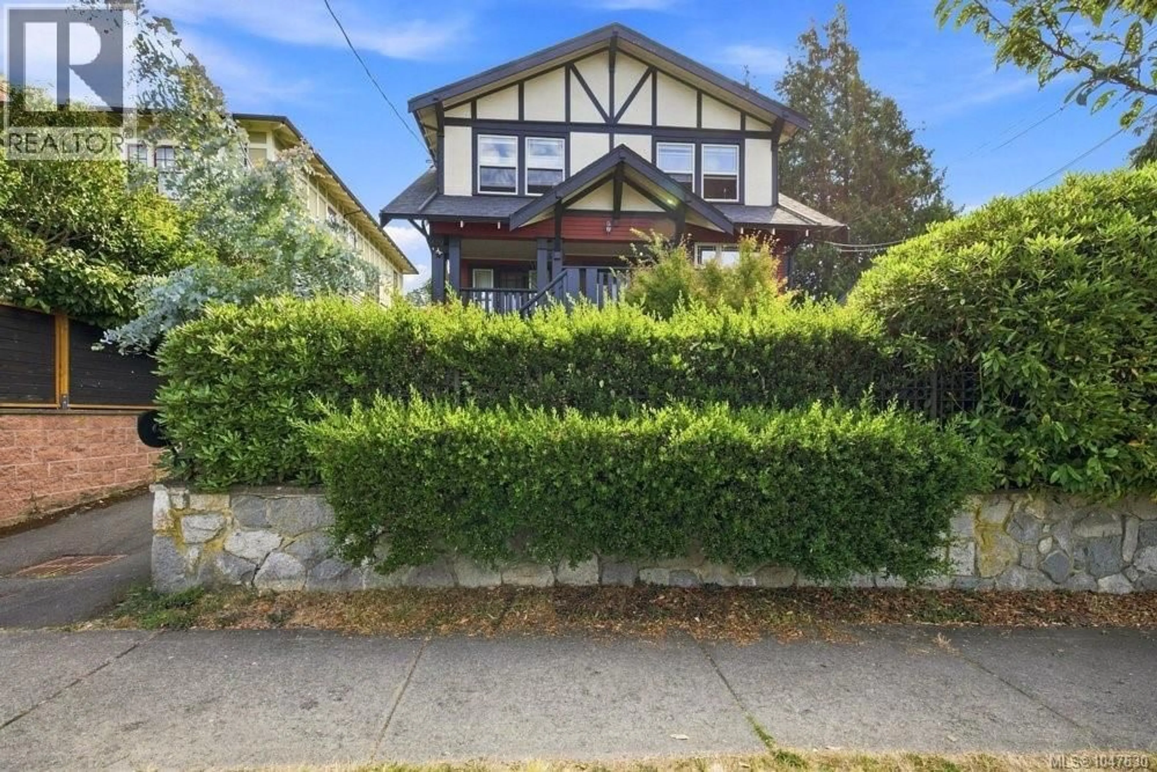 A pic from outside/outdoor area/front of a property/back of a property/a pic from drone, street for 2 - 307 MOSS STREET, Victoria British Columbia V8V4M7