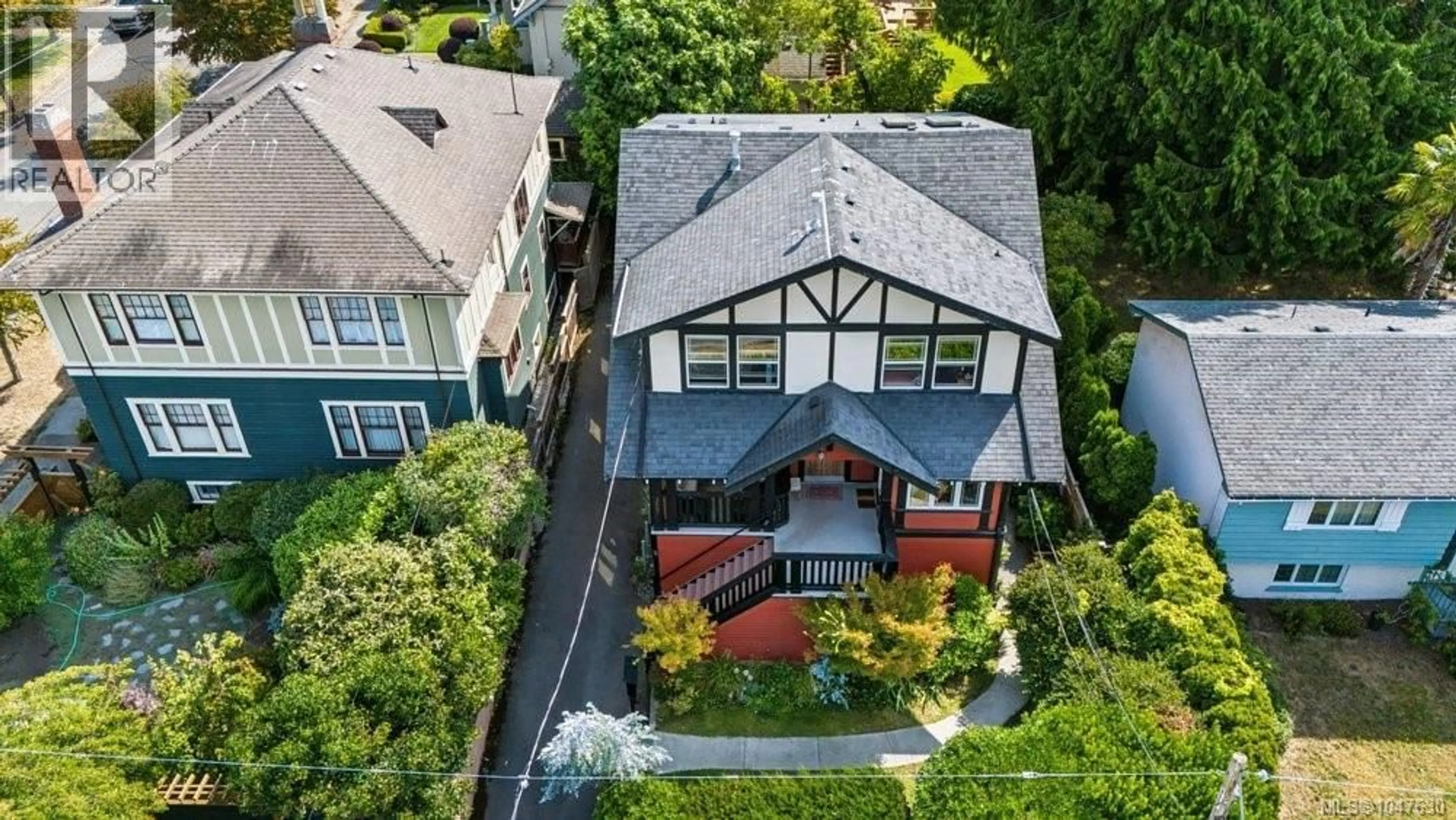 A pic from outside/outdoor area/front of a property/back of a property/a pic from drone, street for 2 - 307 MOSS STREET, Victoria British Columbia V8V4M7