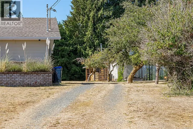 6780 ISLAND HIGHWAY WEST, Bowser 5