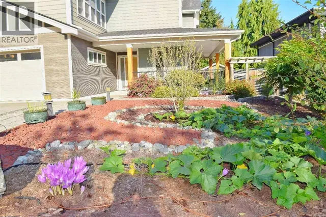 4037 NELTHORPE STREET, Saanich 5