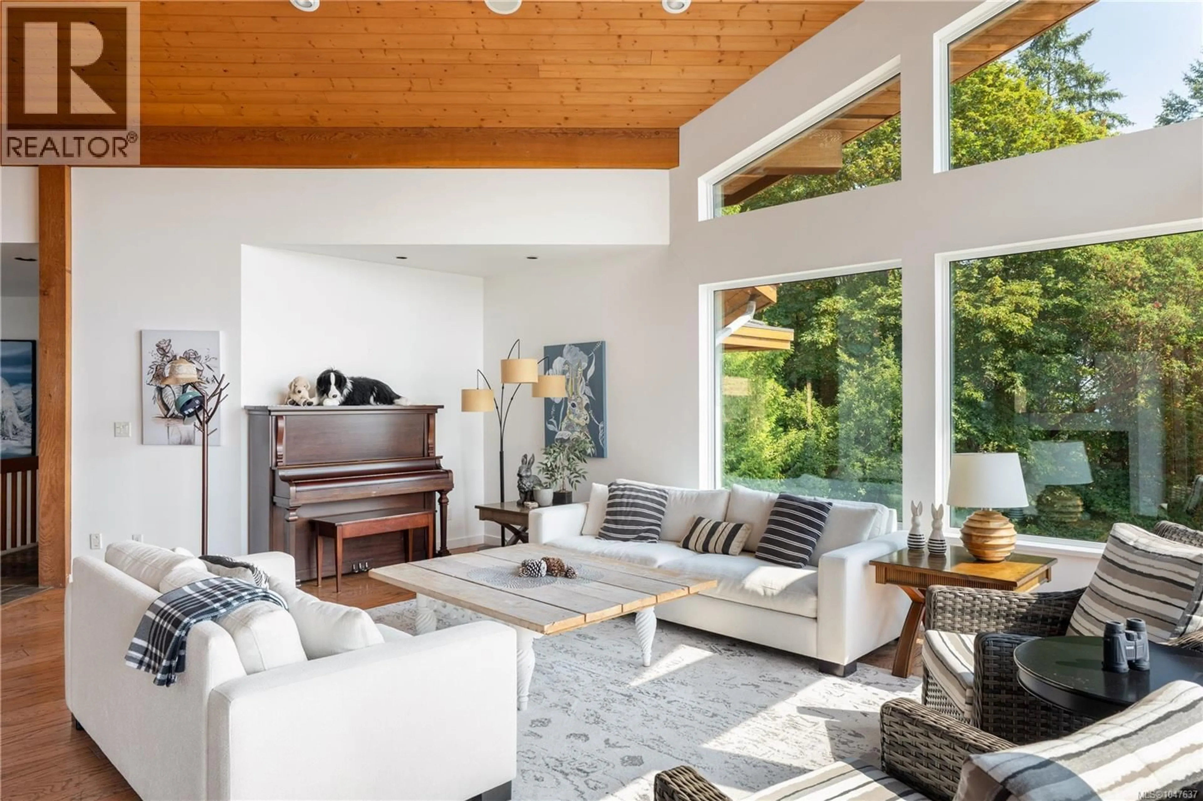 Living room with furniture, wood/laminate floor for 466 MEREDITH ROAD, Mill Bay British Columbia V0R2P3