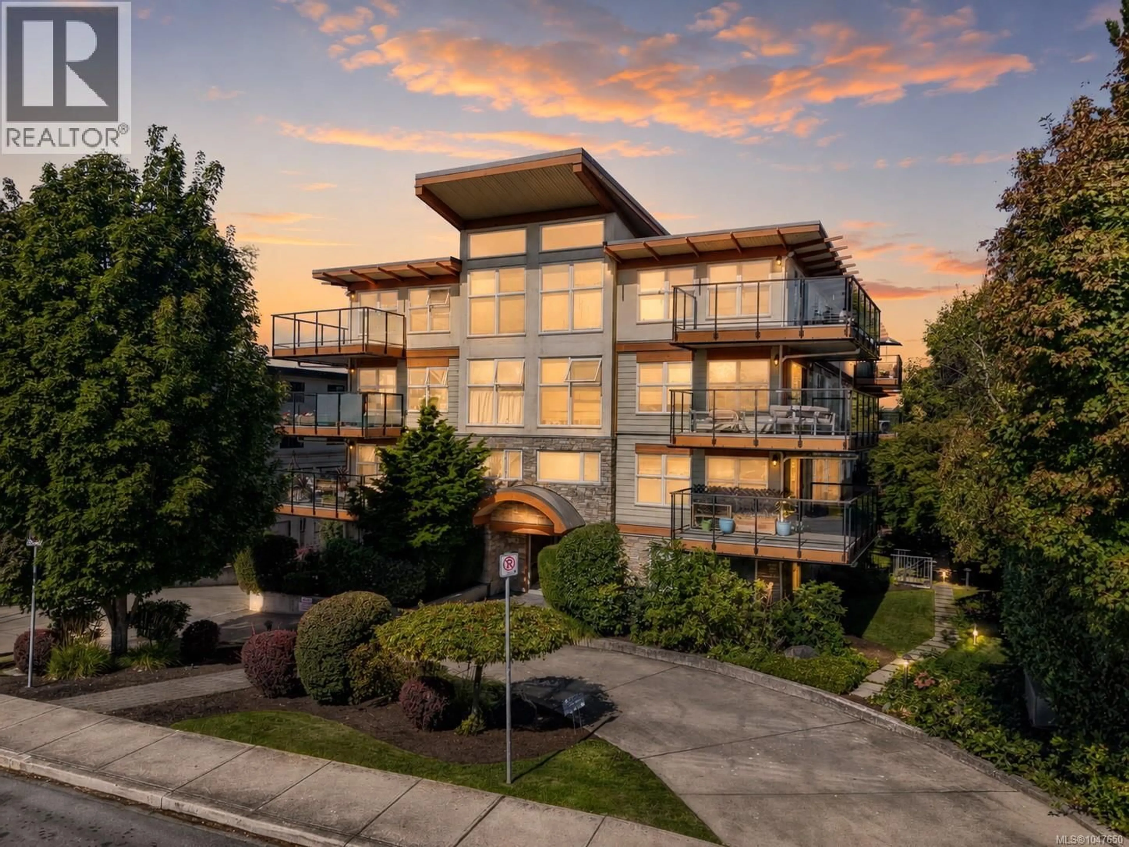 Unknown for 304 - 2940 HARRIET ROAD, Saanich British Columbia V8N1A1