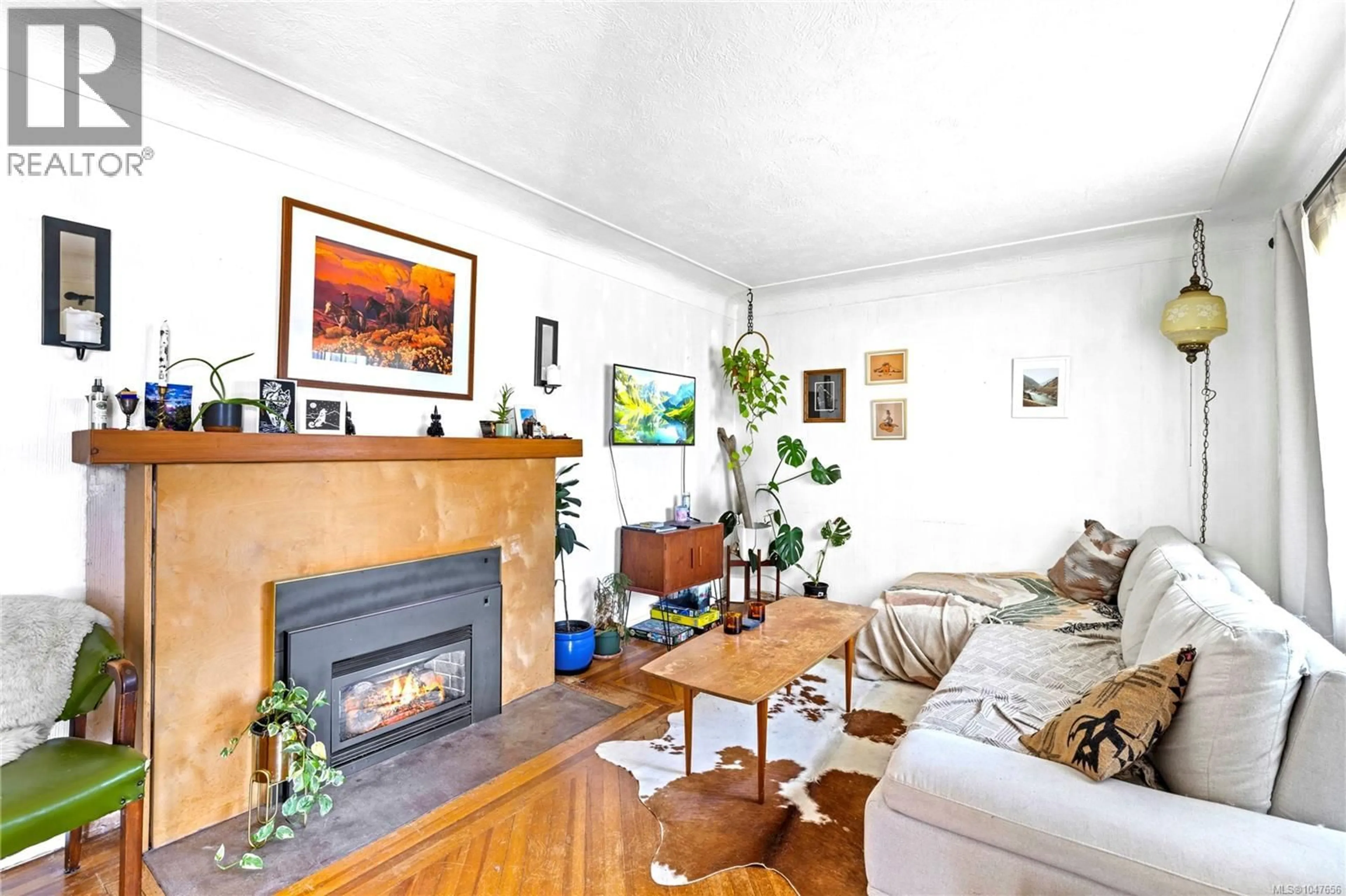 Living room with furniture, wood/laminate floor for 425 WHITE STREET, Ladysmith British Columbia V9G1T4