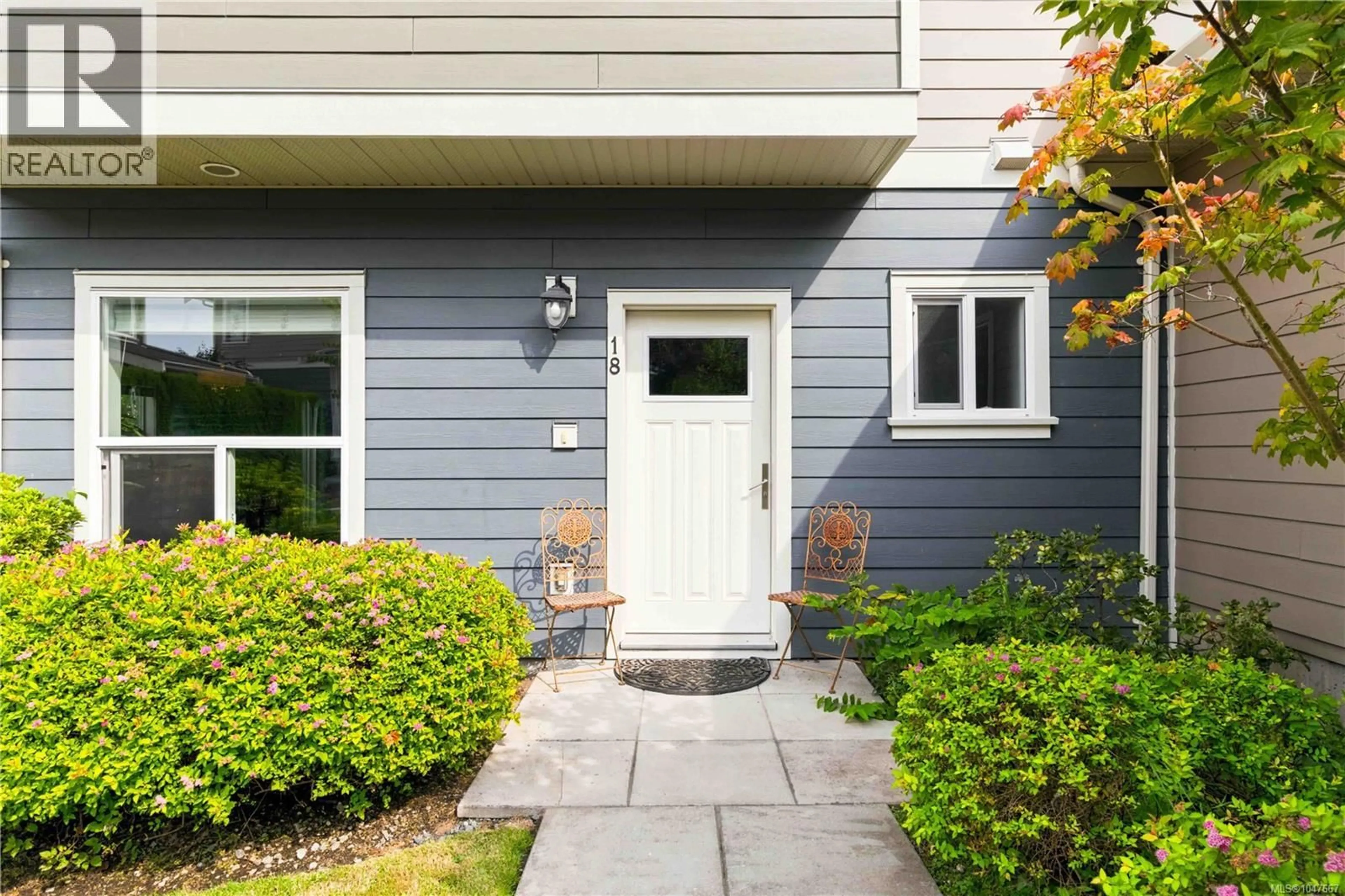 Home with vinyl exterior material, street for 18 - 1515 KEATING CROSS ROAD, Central Saanich British Columbia V8M1W9