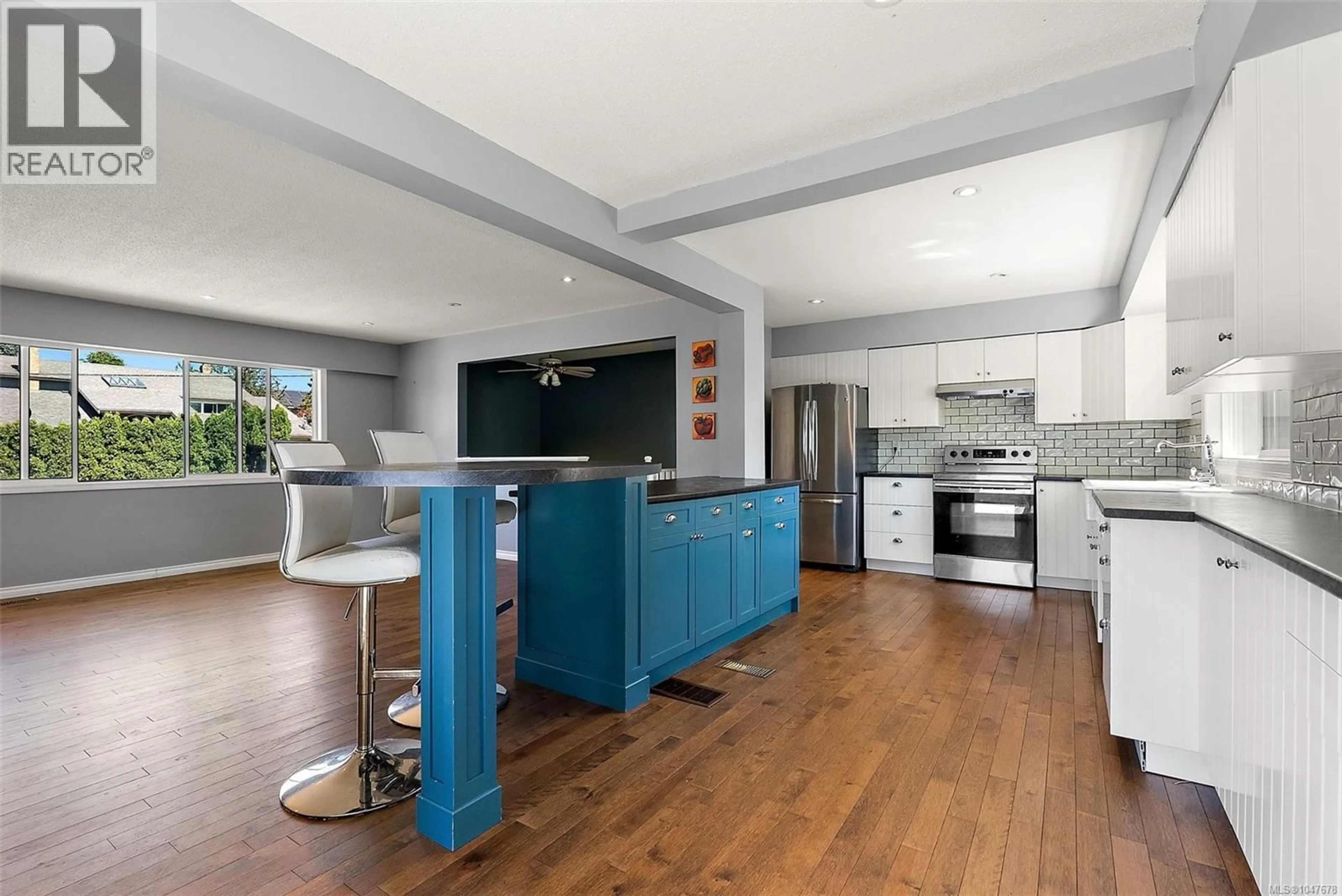 Open concept kitchen, unknown for 1839 SAN PEDRO AVENUE, Saanich British Columbia V8N2G3