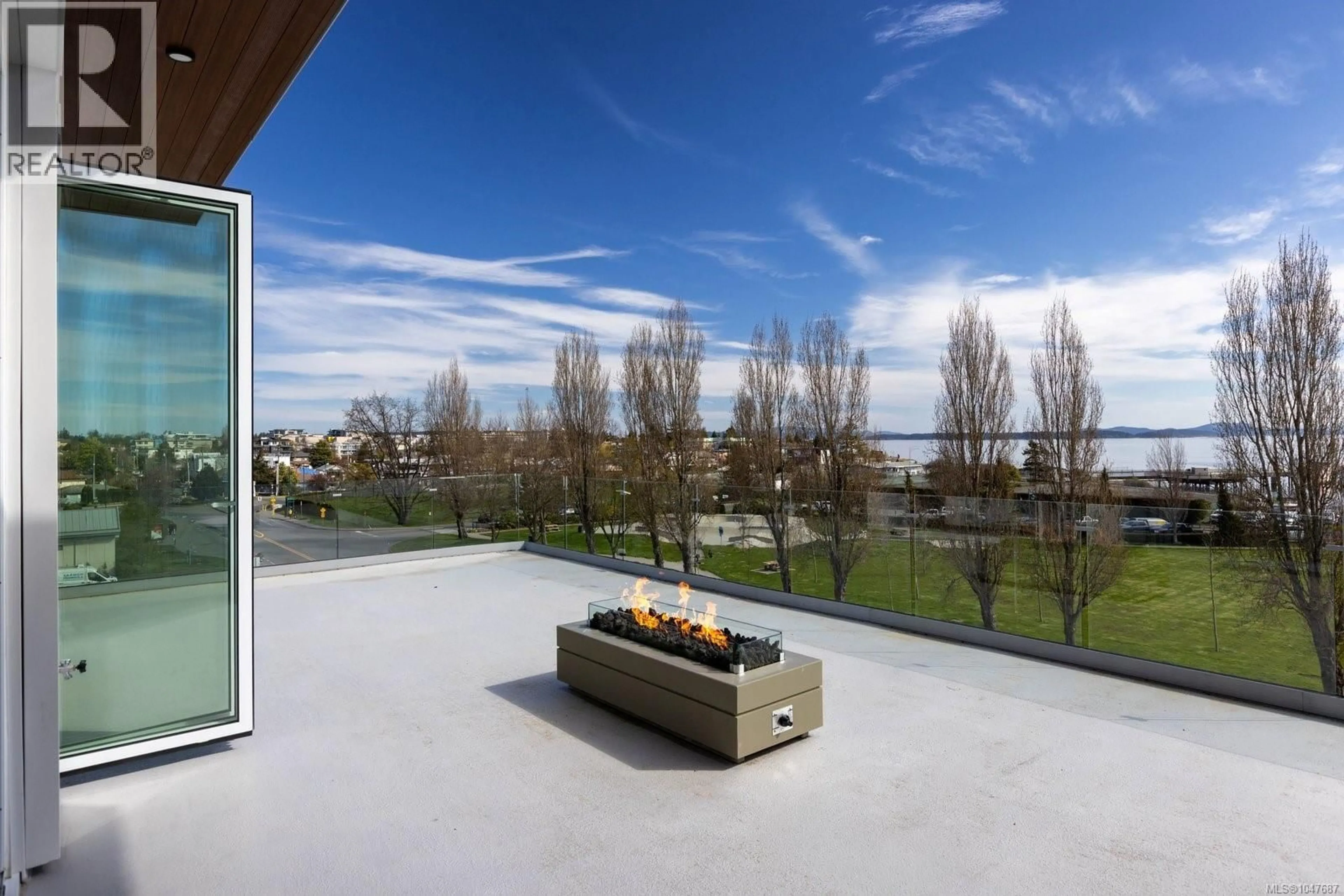 Patio, water/lake/river/ocean view for 401 - 9570 FIFTH STREET, Sidney British Columbia V8L2W5