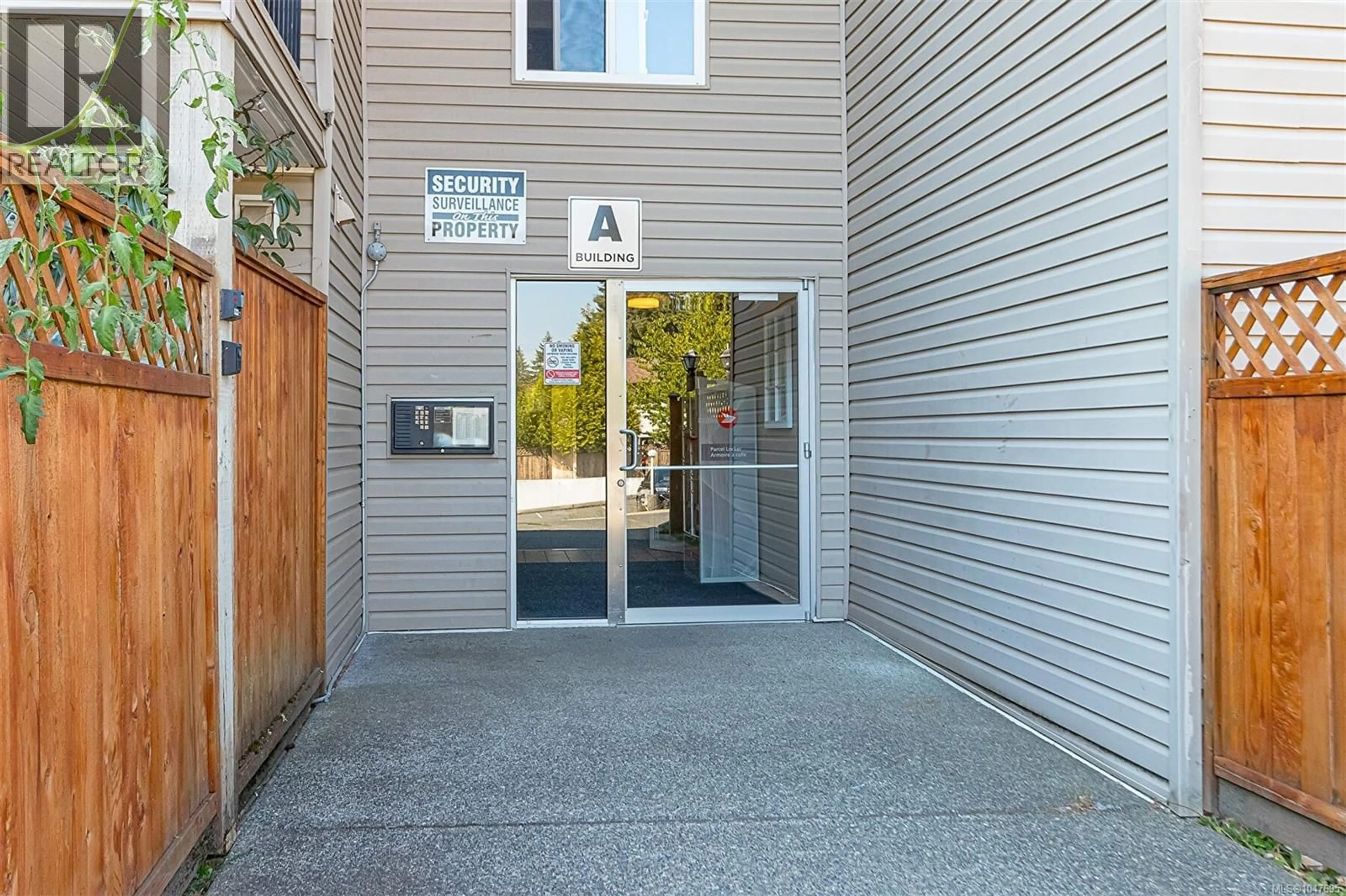 Indoor entryway for 101 - 3215 COWICHAN LAKE ROAD, Duncan British Columbia V9L5G5