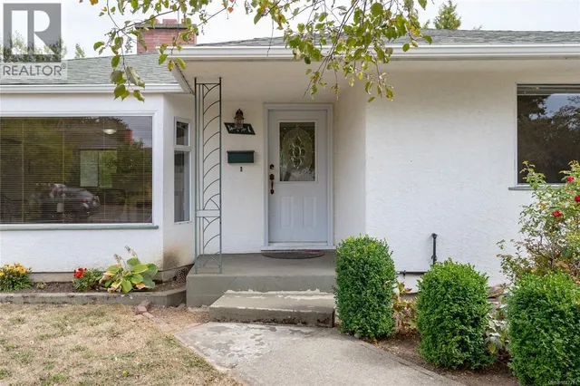 4141 HAWKES AVENUE, Saanich 3