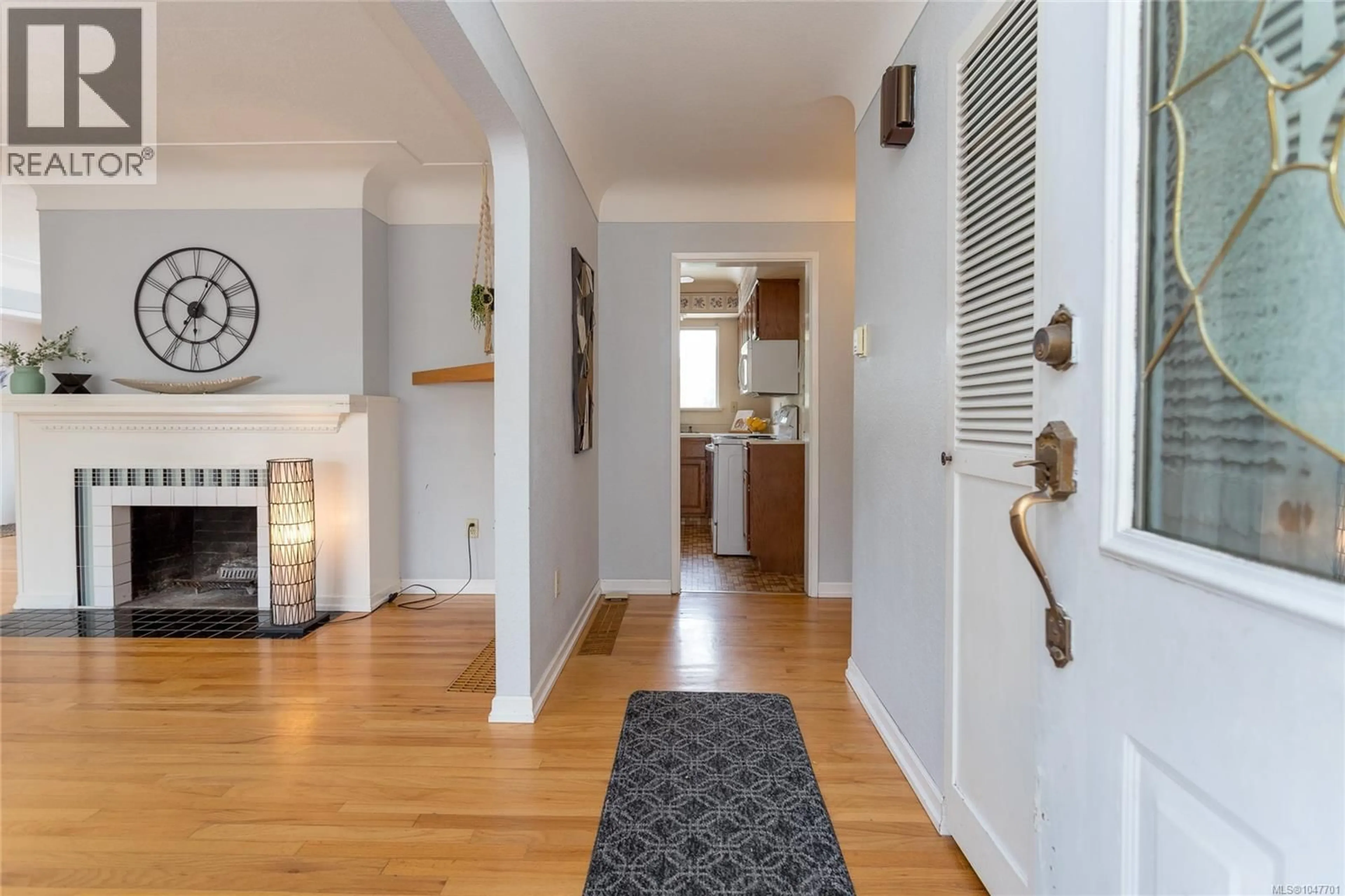 Indoor entryway for 4141 HAWKES AVENUE, Saanich British Columbia V8Z3Y9