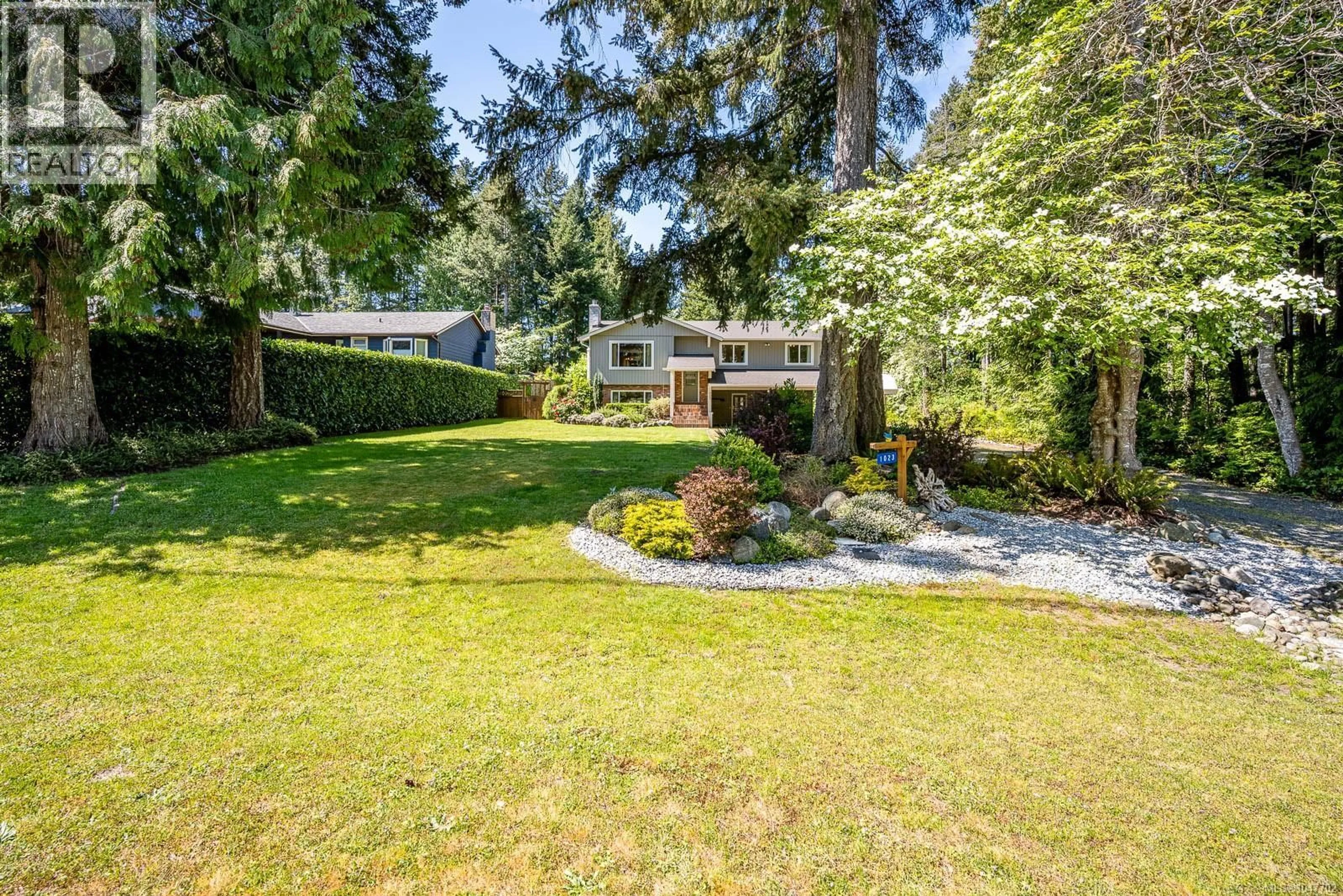 A pic from outside/outdoor area/front of a property/back of a property/a pic from drone, unknown for 1023 SYLVAN ROAD, Comox British Columbia V9M3Z1