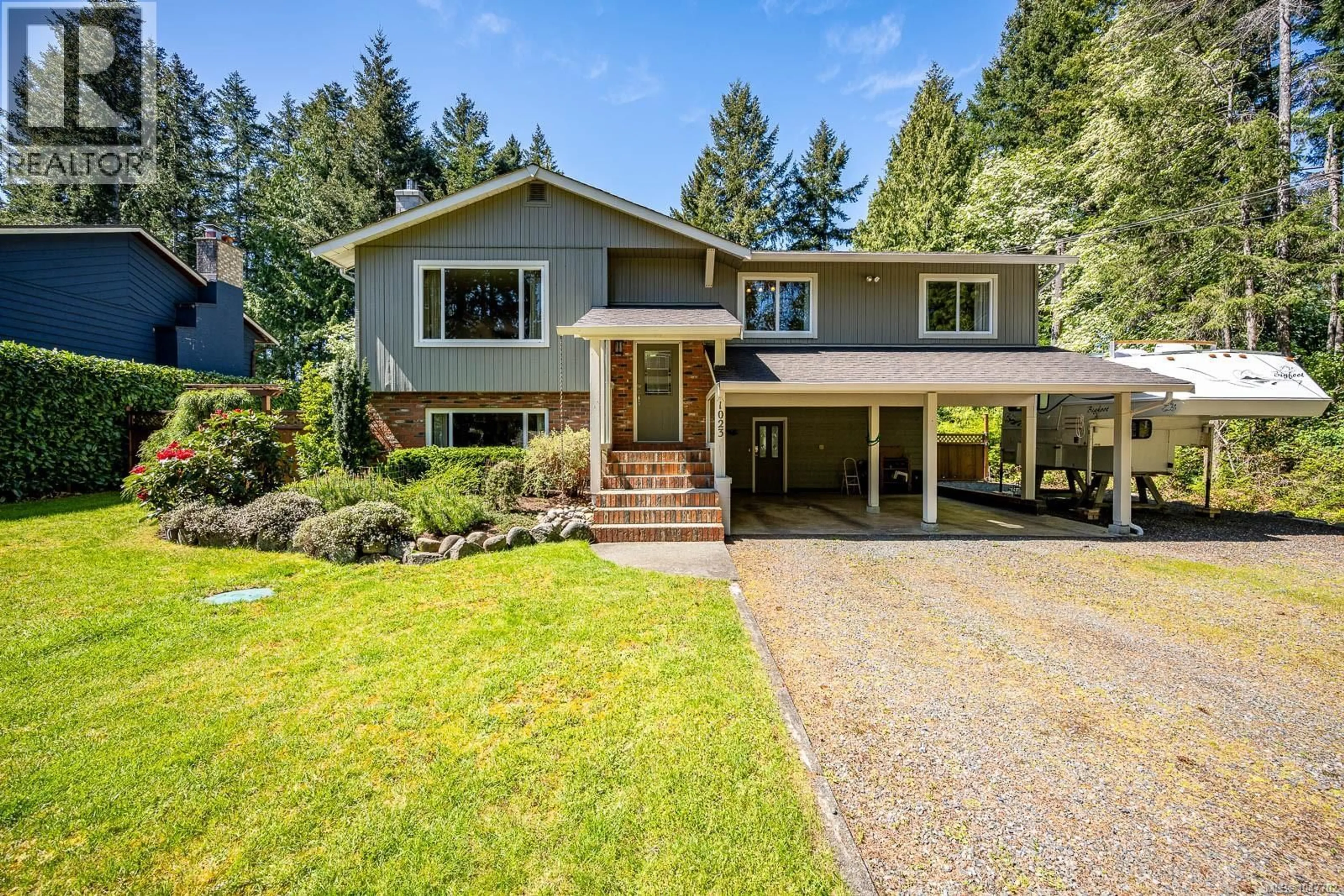 Home with vinyl exterior material, street for 1023 SYLVAN ROAD, Comox British Columbia V9M3Z1