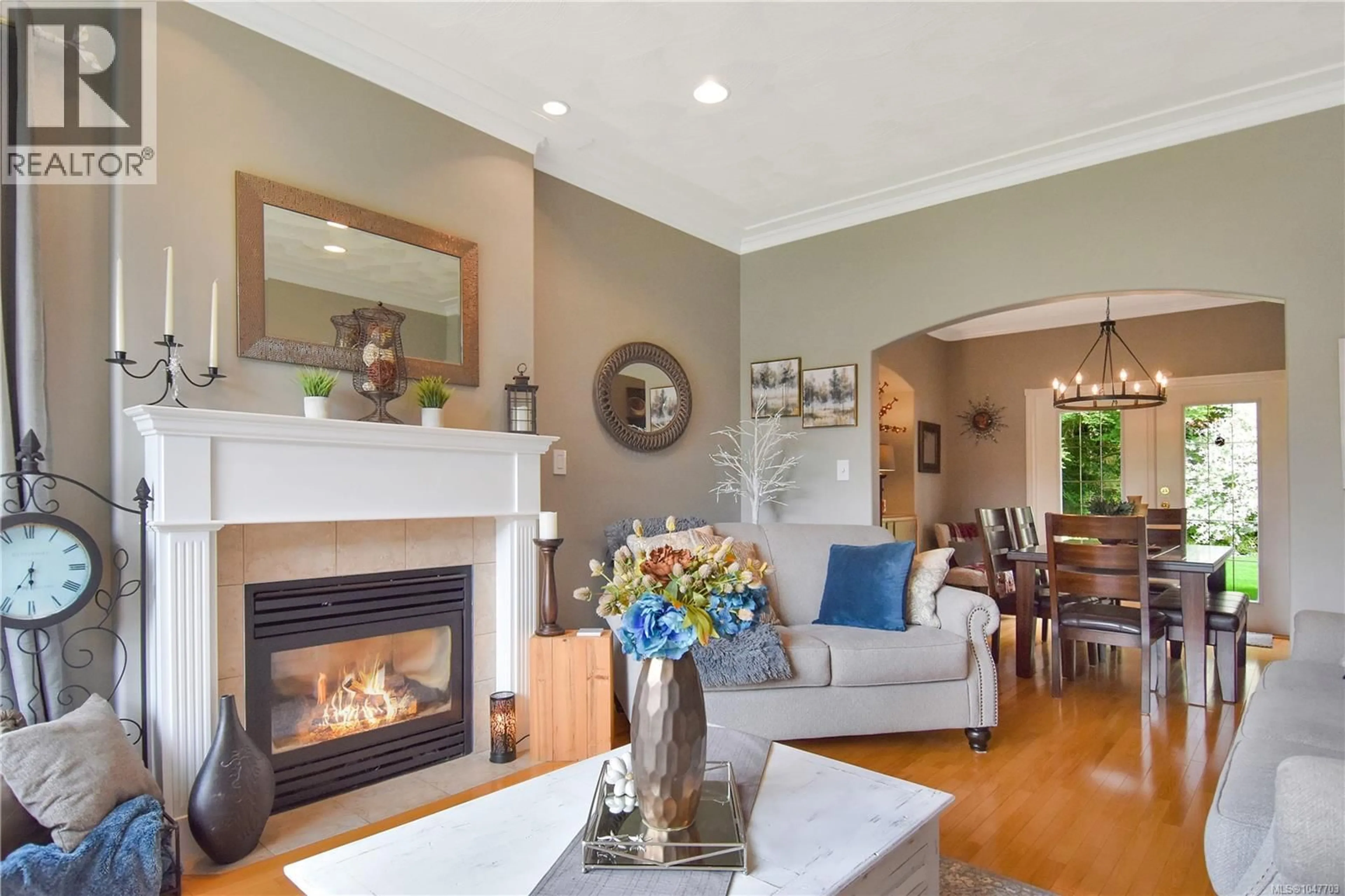 Living room with furniture, wood/laminate floor for 156 MARYLAND ROAD, Campbell River British Columbia V9W8G2