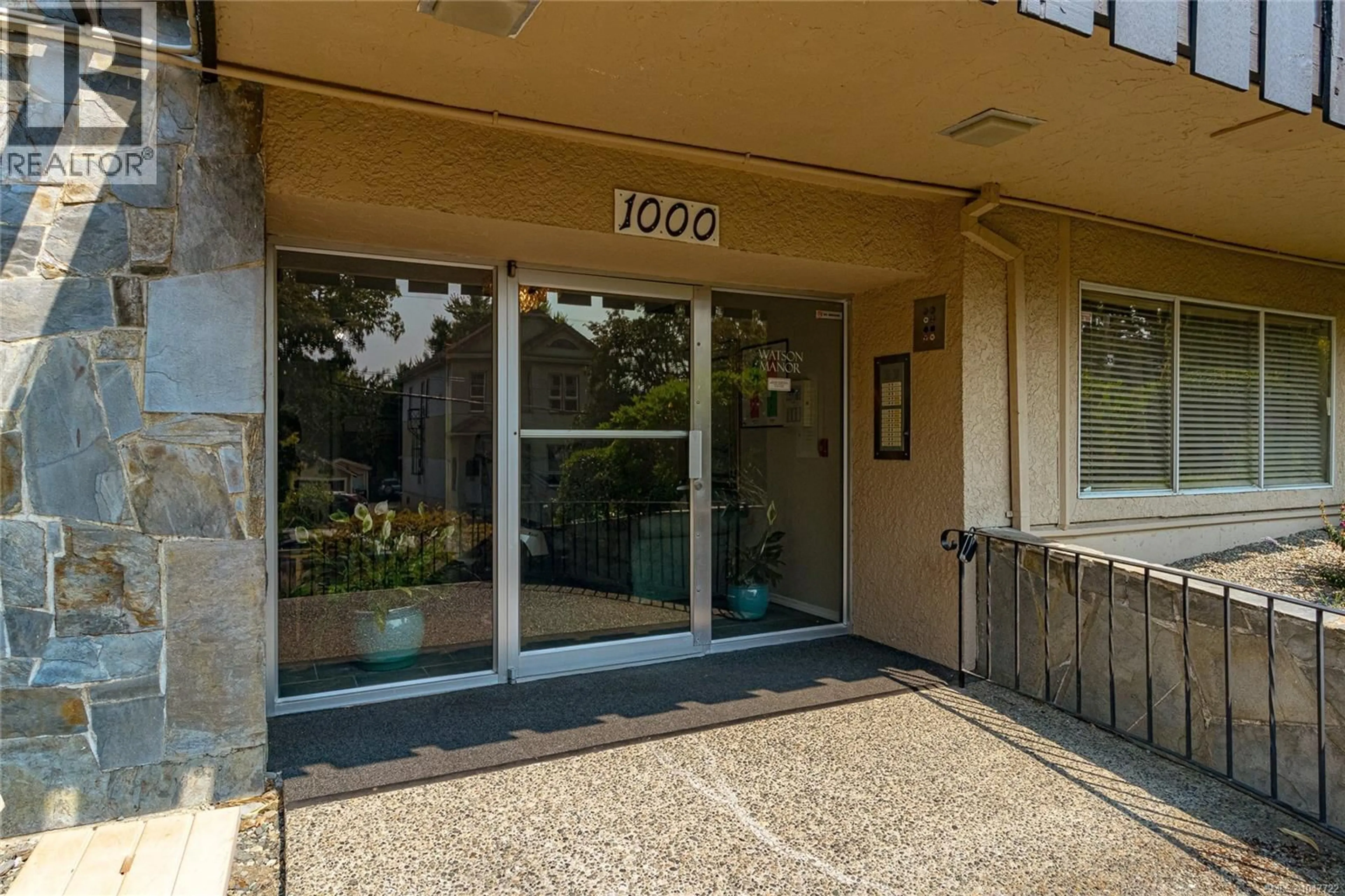 Indoor foyer for 101 - 1000 MCCLURE STREET, Victoria British Columbia V8V3E9